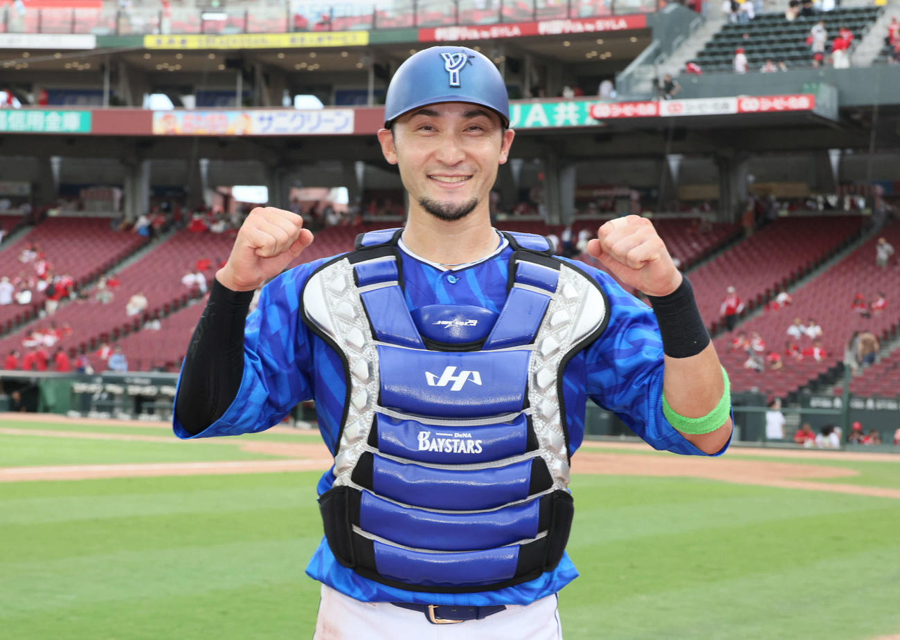 広島対DeNA　ポーズを決める伊藤（撮影・加藤孝規）