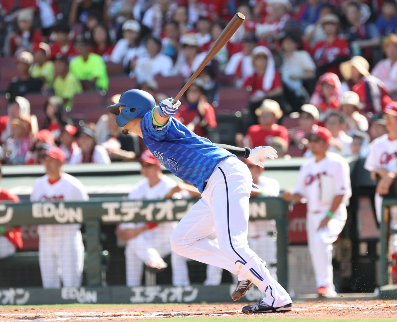 広島対DeNA 2回表DeNA無死一、三塁、伊藤は右翼へ勝ち越し適時打を放つ（撮影・加藤孝規）