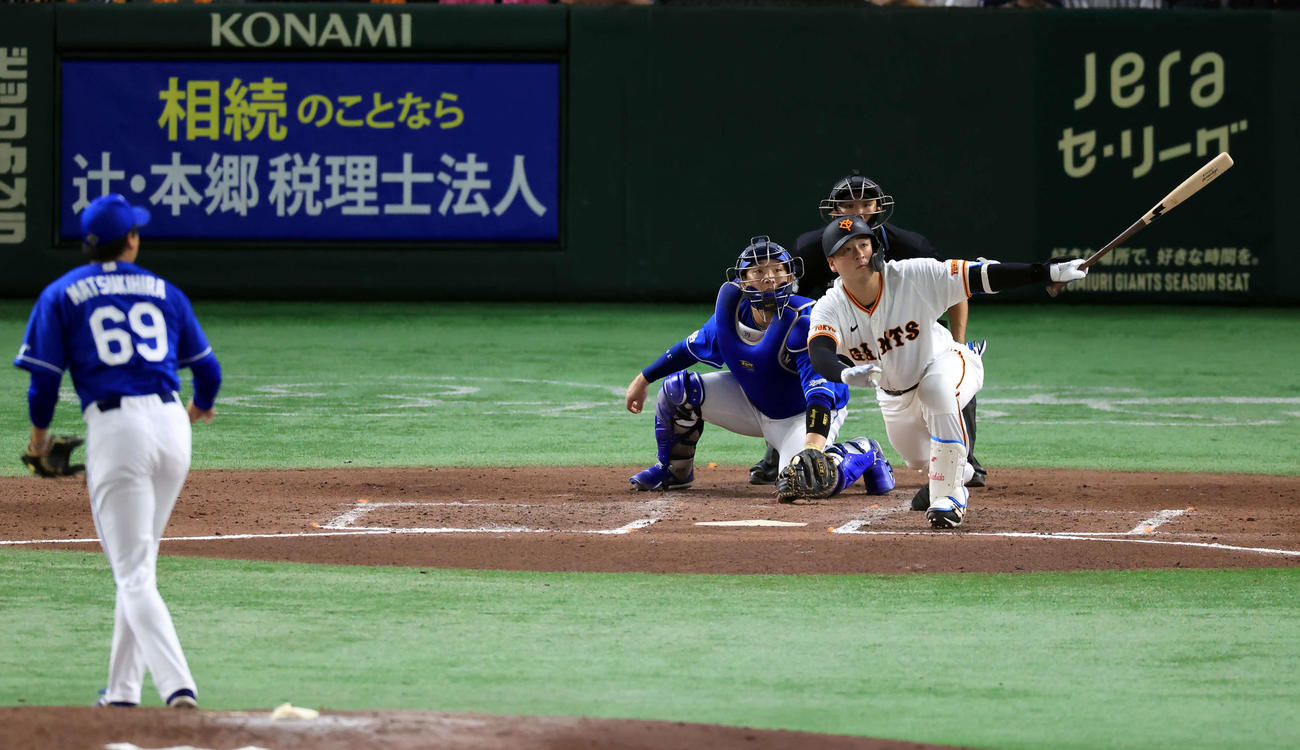 巨人対中日　6回裏巨人2死二塁、岸田は左適時打を放つ。投手松木平（撮影・浅見桂子）