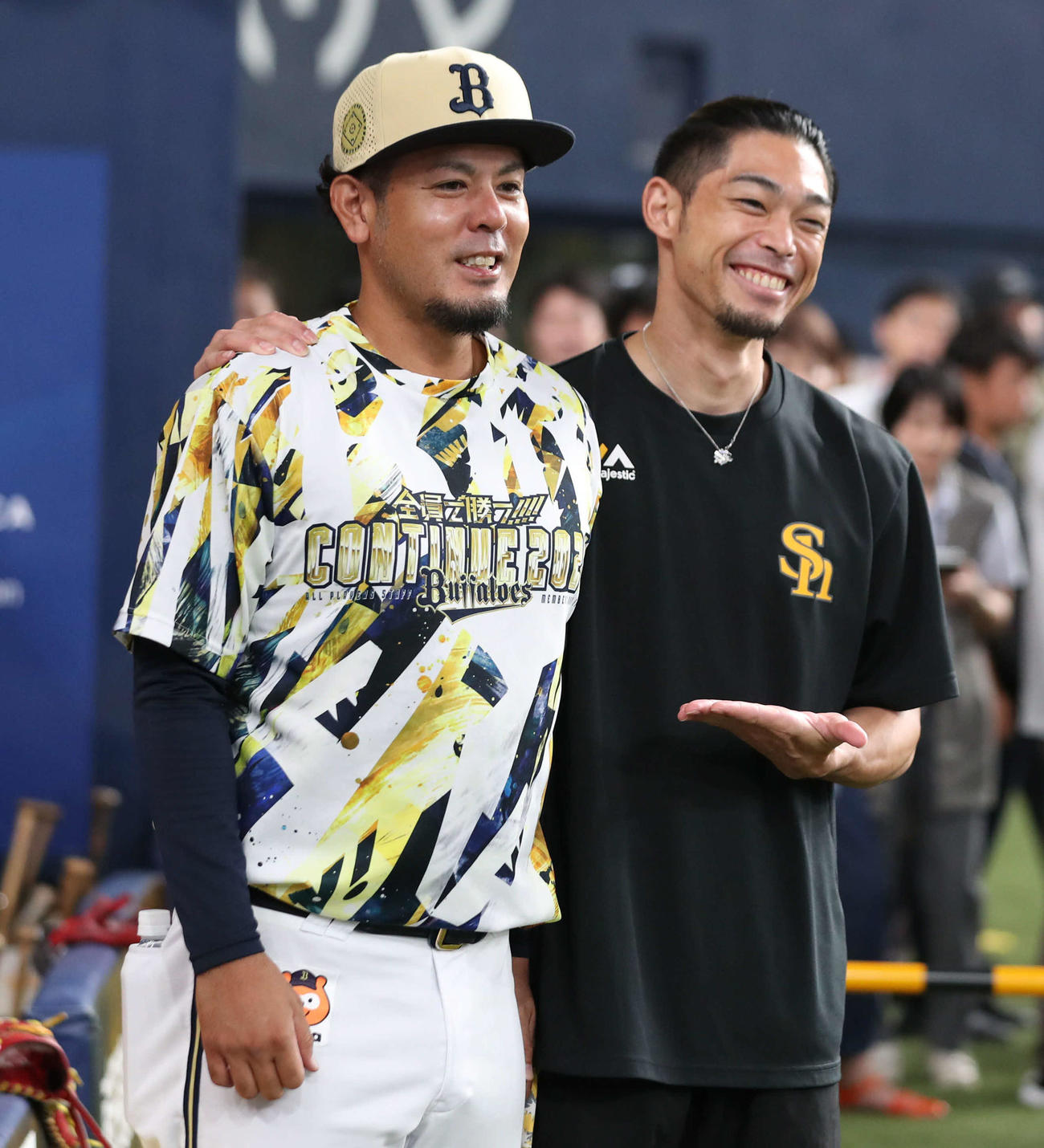 オリックス対ソフトバンク　8回表ソフトバンク2死二塁の場面で登板したオリックス比嘉（右）はマウンドで中嶋監督からボールを受け取る（撮影・西尾就之）