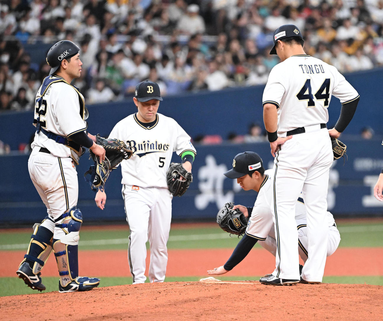 オリックス対ソフトバンク　8回表ソフトバンク2死二塁、マウンドを比嘉に譲りプレートを掃除する椋木（撮影・和賀正仁）