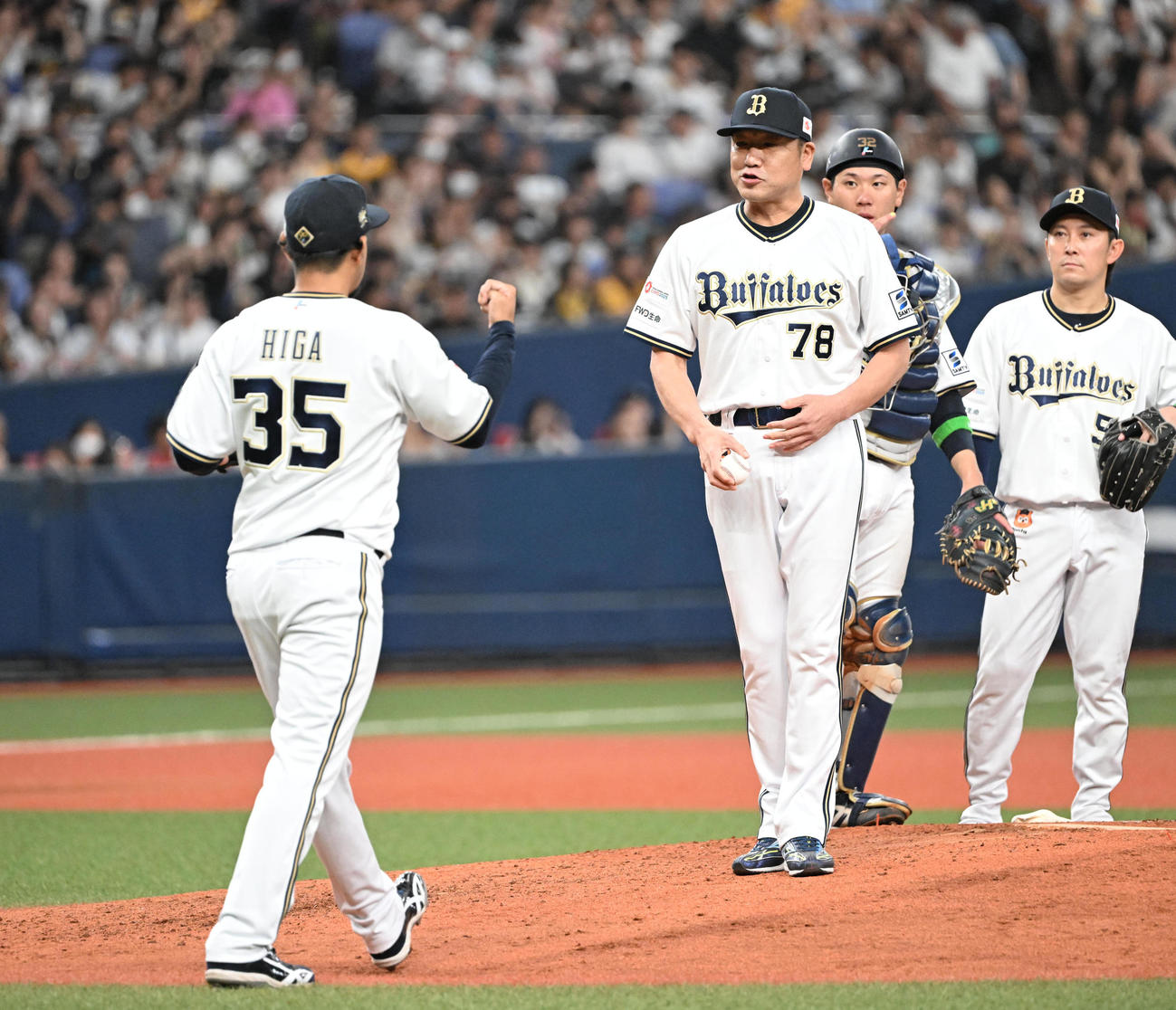 オリックス対ソフトバンク　8回表ソフトバンク2死二塁、マウンドに比嘉（左）を送り自らボールを手渡す中嶋監督（撮影・和賀正仁）