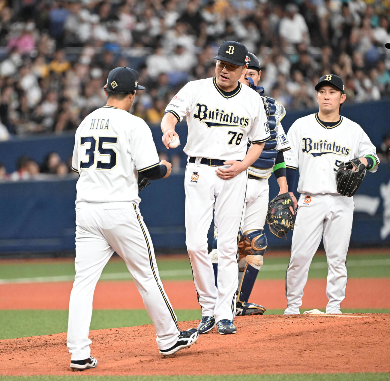 オリックス対ソフトバンク　8回表ソフトバンク2死二塁、マウンドに比嘉（左）を送り自らボールを手渡す中嶋監督（撮影・和賀正仁）