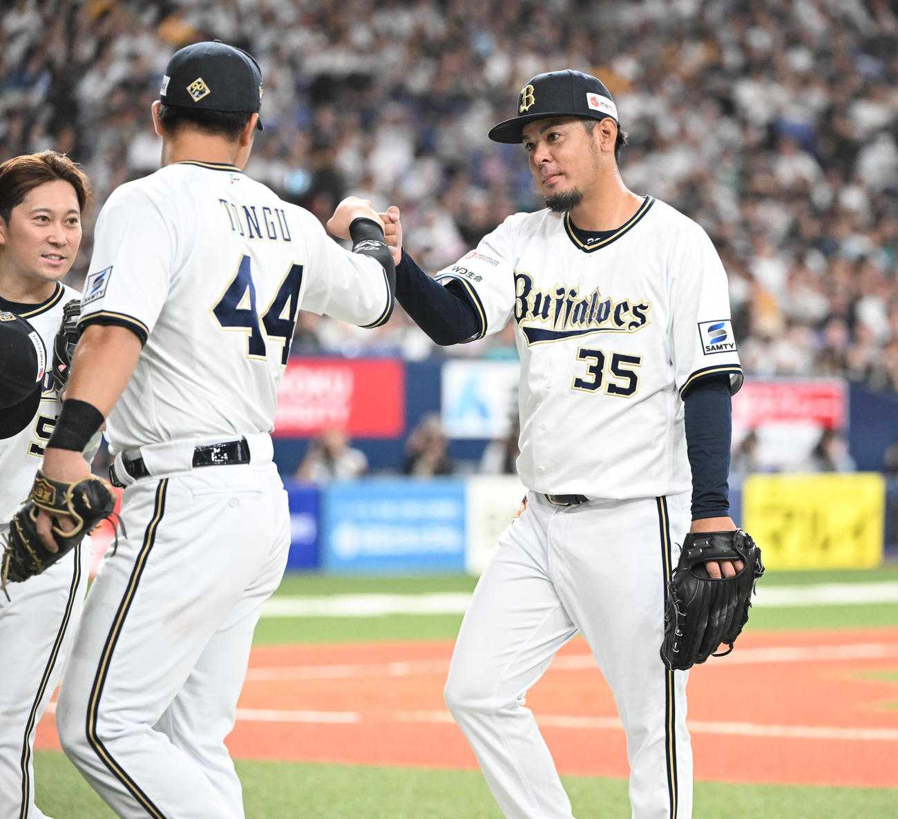 オリックス対ソフトバンク　8回表ソフトバンク2死一、二塁、中村晃を右飛に抑え無失点、頓宮（左）とタッチする比嘉（撮影・和賀正仁）