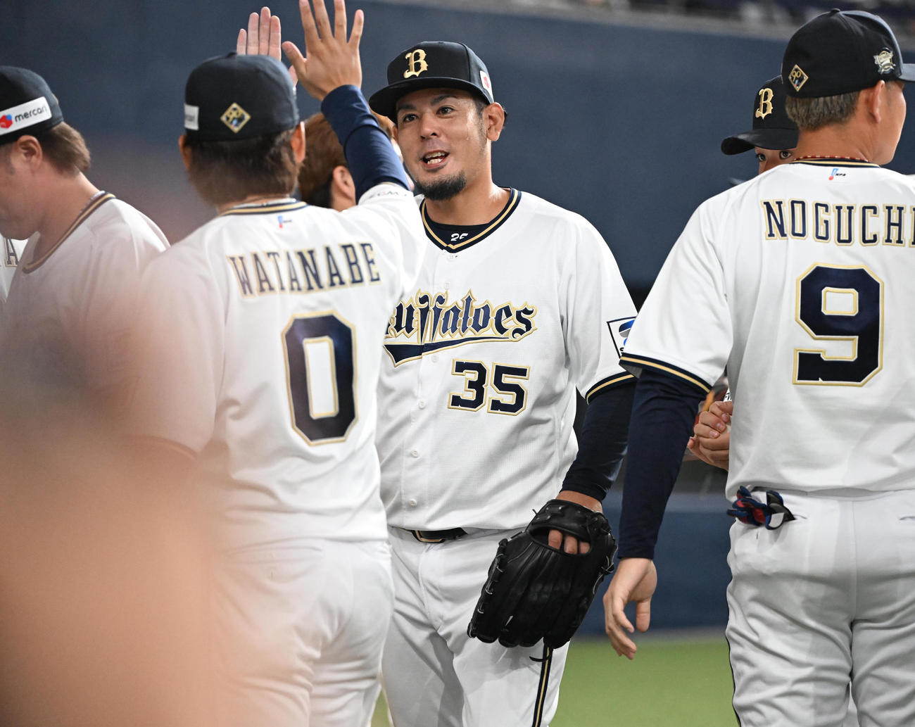 オリックス対ソフトバンク　8回表ソフトバンク2死一、二塁、中村晃を右飛に抑え無失点、ナインとタッチする比嘉（撮影・和賀正仁）