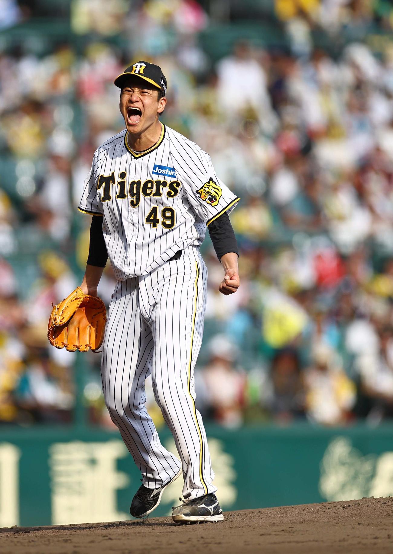 阪神対ヤクルト　5回表ヤクルト2死一、二塁、オスナから三振を奪い雄たけびを上げる大竹（撮影・上田博志）