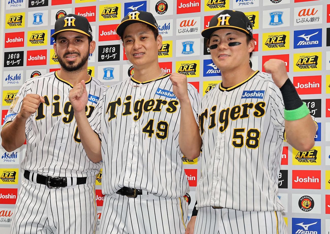 阪神対ヤクルト　お立ち台でガッツポーズをする、左からゲラ、大竹、前川（撮影・上田博志）
