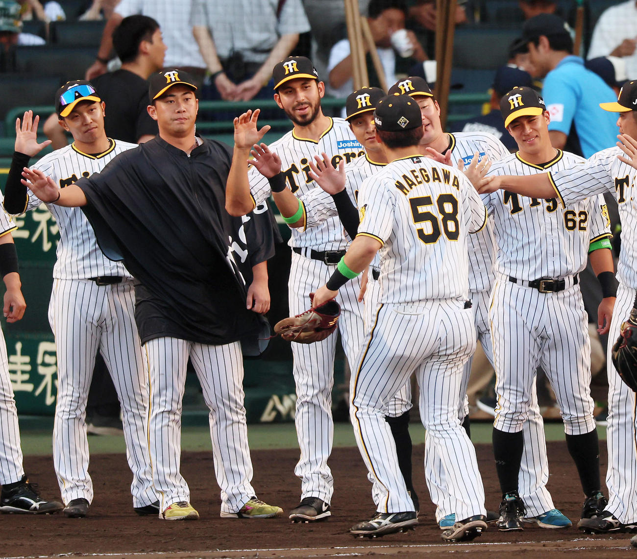 阪神対ヤクルト　初の3連投となったゲラはヤクルトに勝利しナインをタッチで迎える。左は桐敷（撮影・加藤哉）