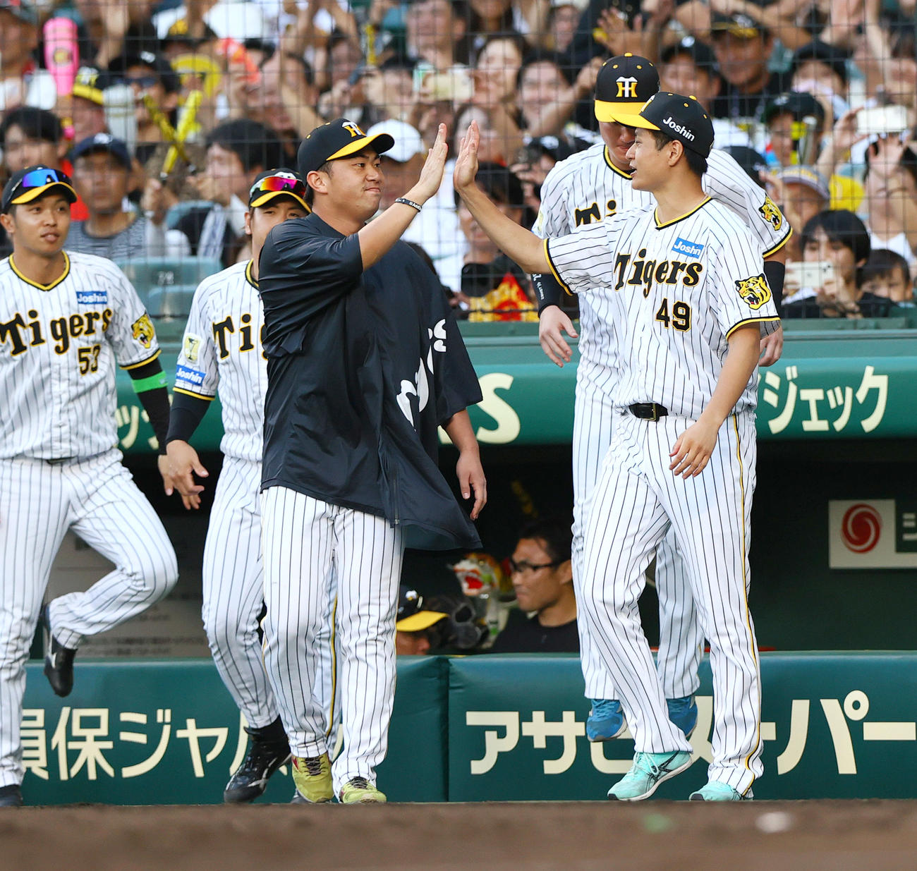 阪神対ヤクルト　ヤクルトに勝利し10勝目を挙げた阪神大竹（右）は桐敷とハイタッチする（撮影・上山淳一）