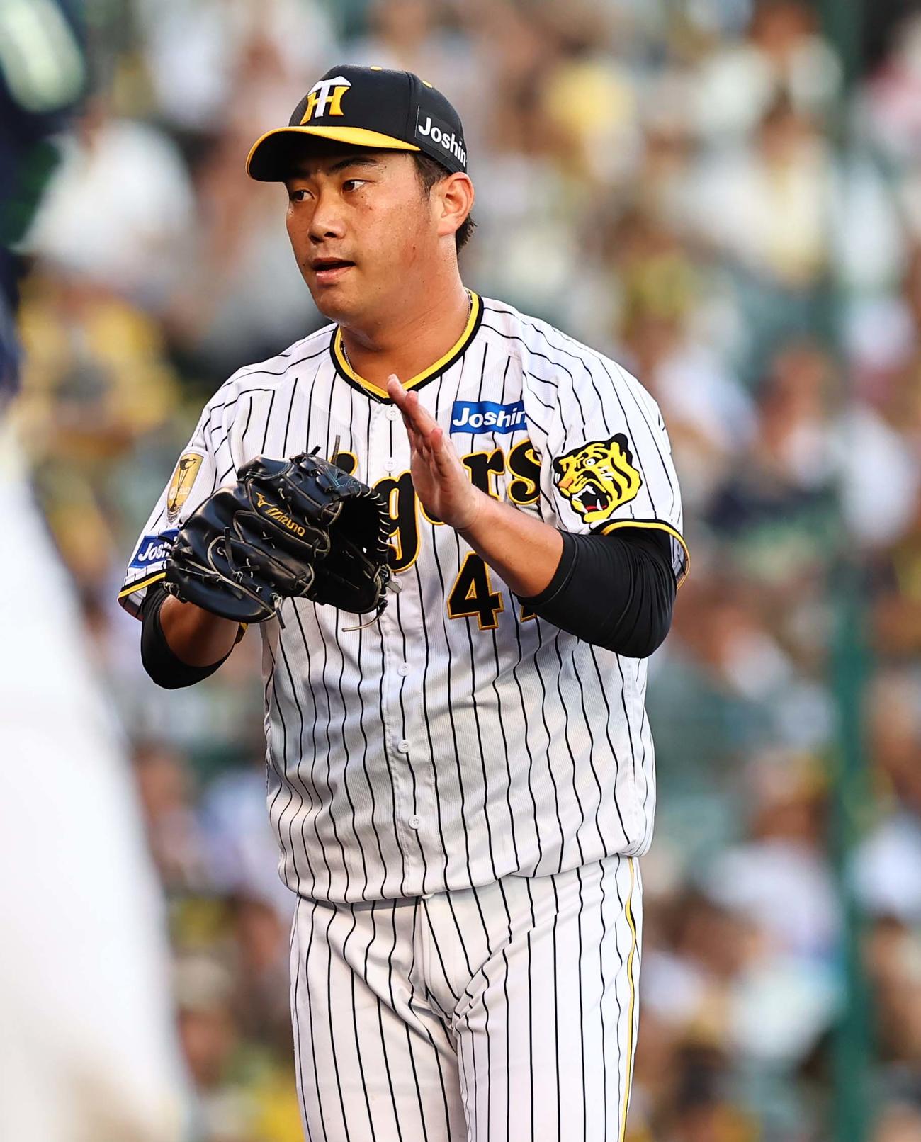 阪神対ヤクルト　7回を無失点に抑えた阪神2番手の桐敷はグラブをたたいてベンチに引き揚げる（撮影・上田博志）