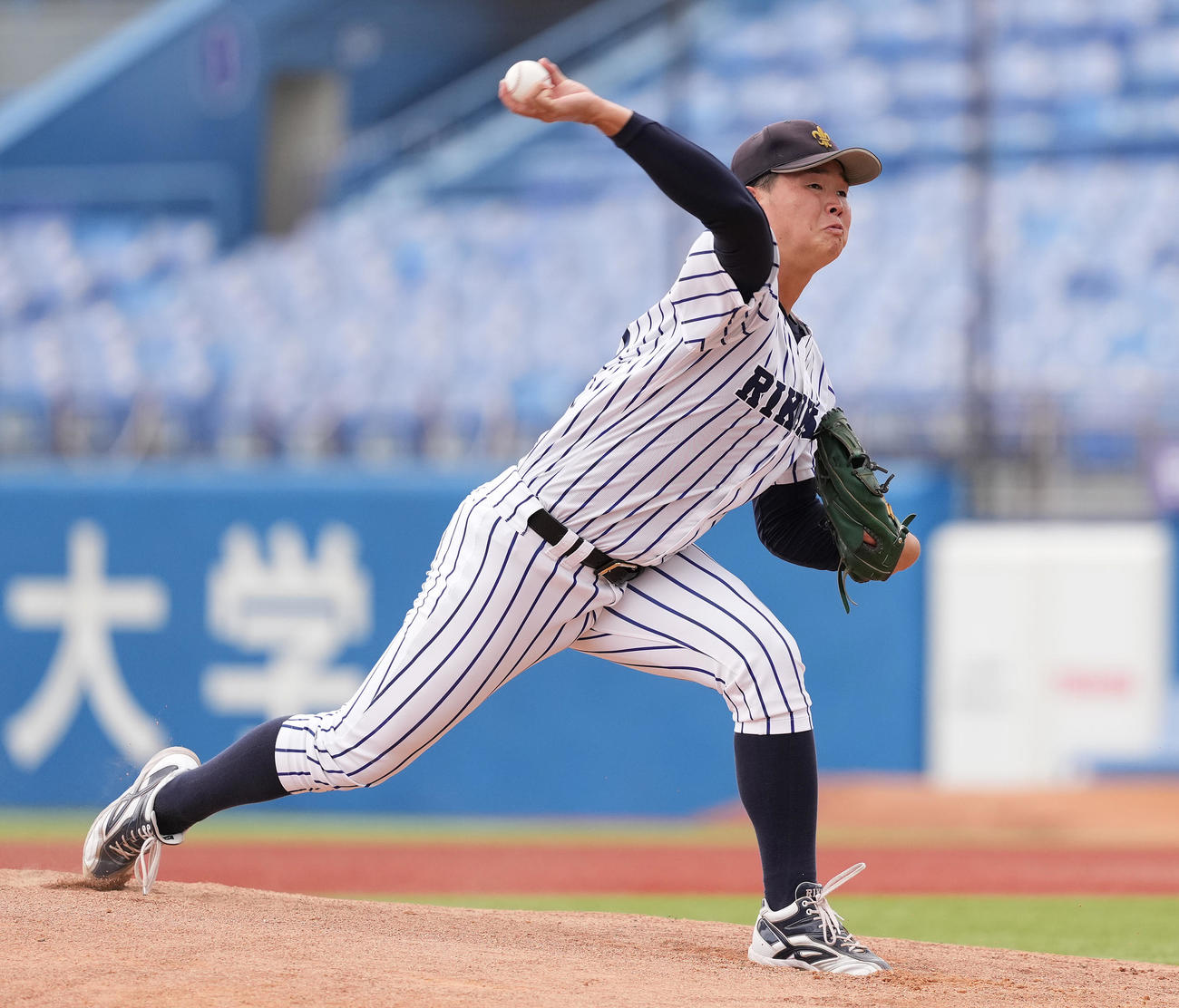 慶大対立大　先発し力投する立大・小畠（撮影・鈴木みどり）