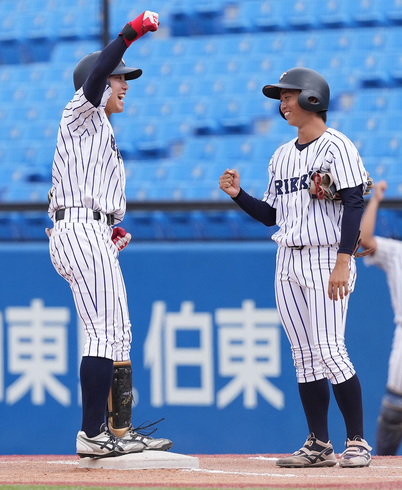 慶大対立大　6回裏立大1死二塁、先制の左前適時打を放ち、ガッツポーズする北田峻（撮影・鈴木みどり）