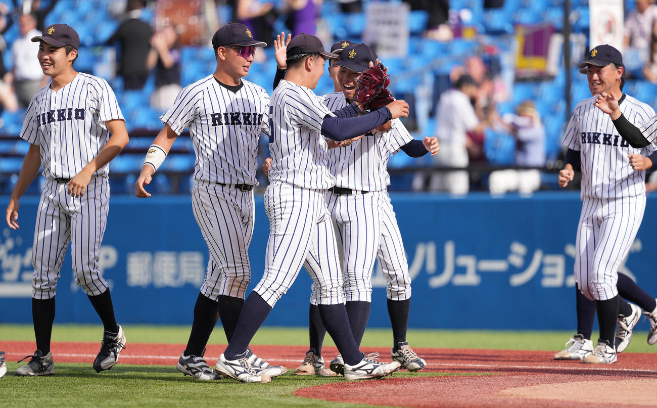 慶大対立大　慶大に勝利し、喜ぶ立大ナイン（撮影・鈴木みどり）