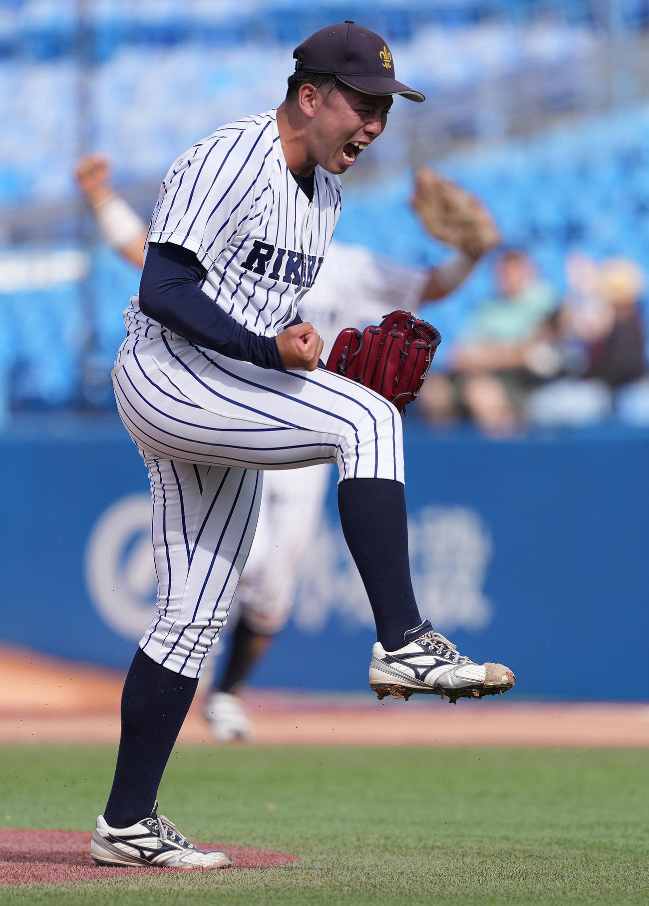 慶大対立大　慶大に勝利し、ガッツポーズする立大・吉野（撮影・鈴木みどり）