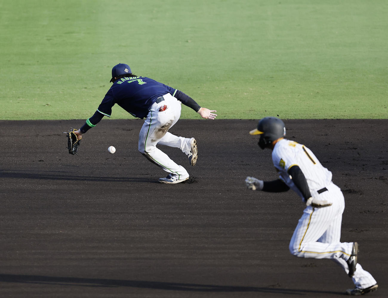 阪神対ヤクルト　6回裏阪神無死一、二塁、佐藤輝の遊ゴロ内野安打の打球を長岡が捕球できず（撮影・藤尾明華）
