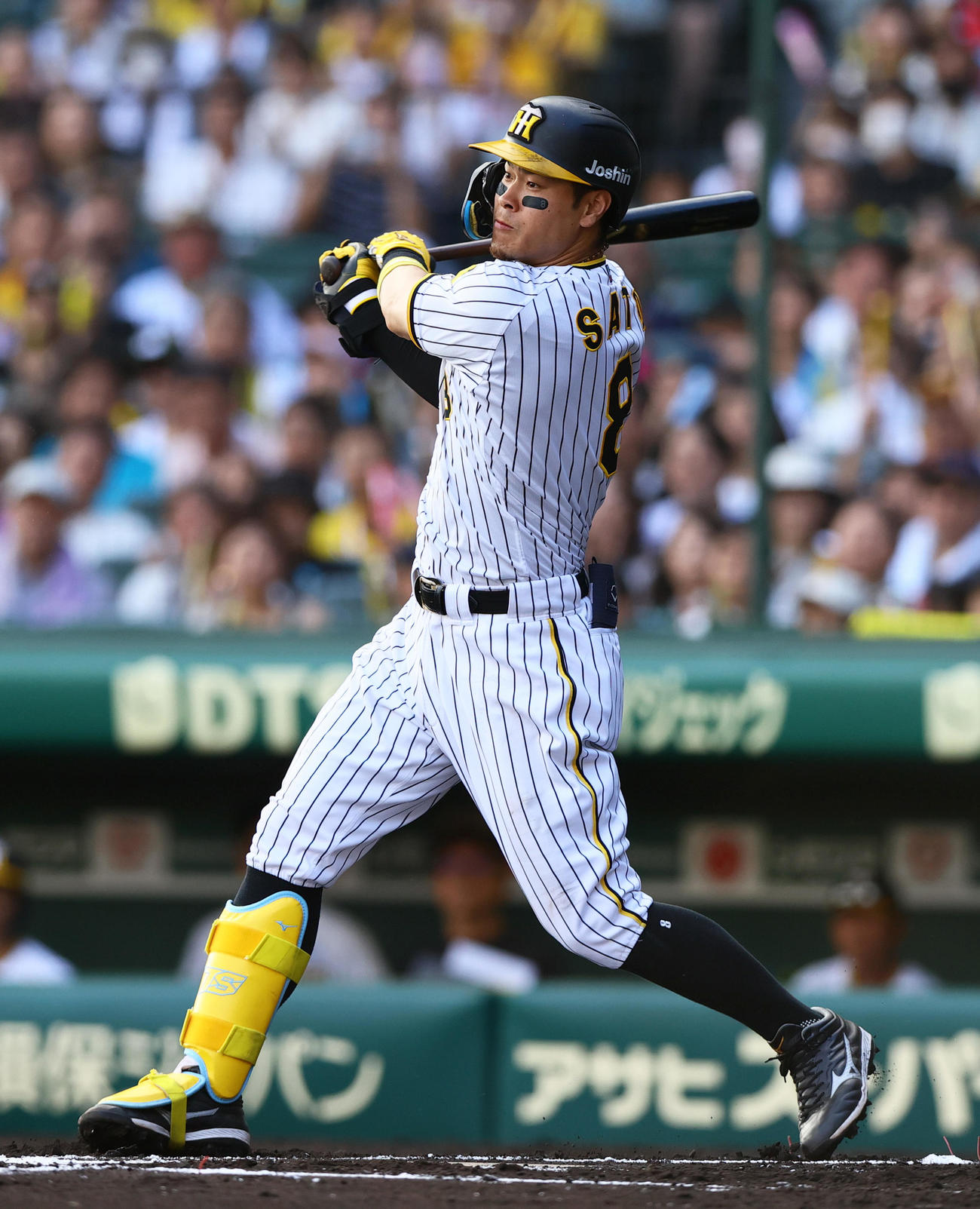阪神対ヤクルト　6回裏阪神無死一、二塁、佐藤輝は遊撃内野安打を放つ（撮影・上山淳一）