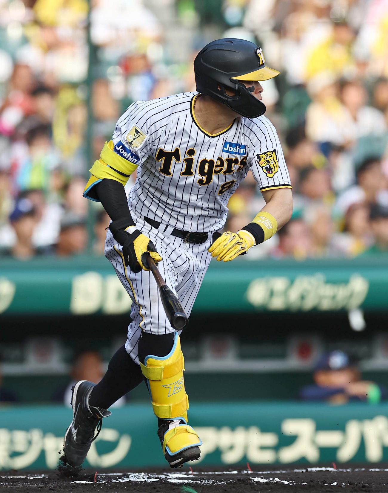 阪神対ヤクルト　6回裏阪神無死一、二塁、佐藤輝は内野安打を放つ（撮影・上田博志）
