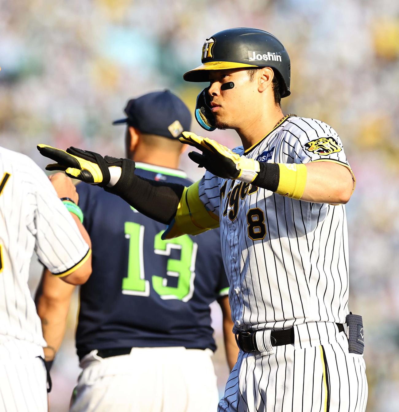 阪神対ヤクルト　6回裏阪神無死一、二塁、佐藤輝は内野安打を放つ（撮影・上田博志）