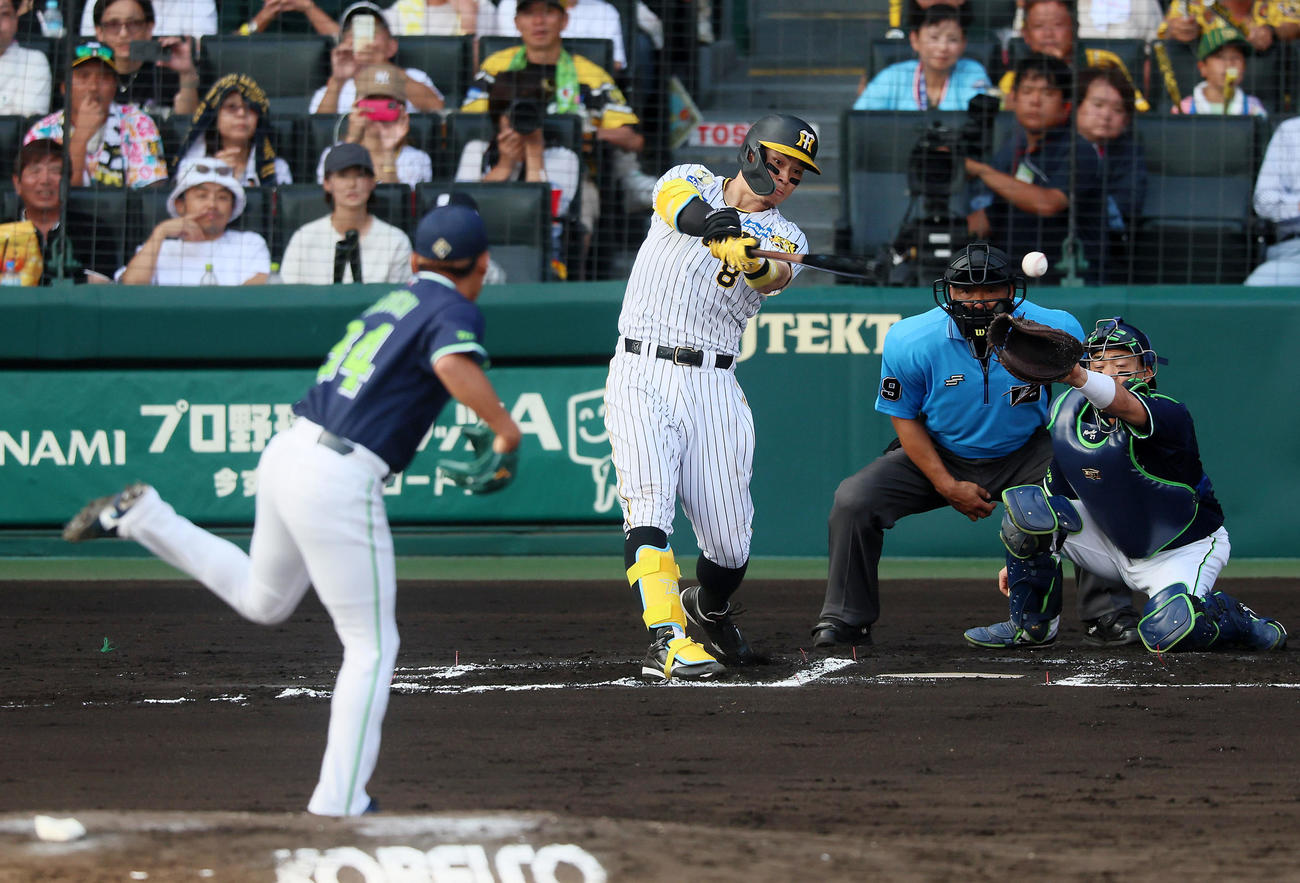 阪神対ヤクルト　6回裏阪神無死一、二塁、佐藤輝は遊内野安打を放つ。投手田口（撮影・加藤哉）