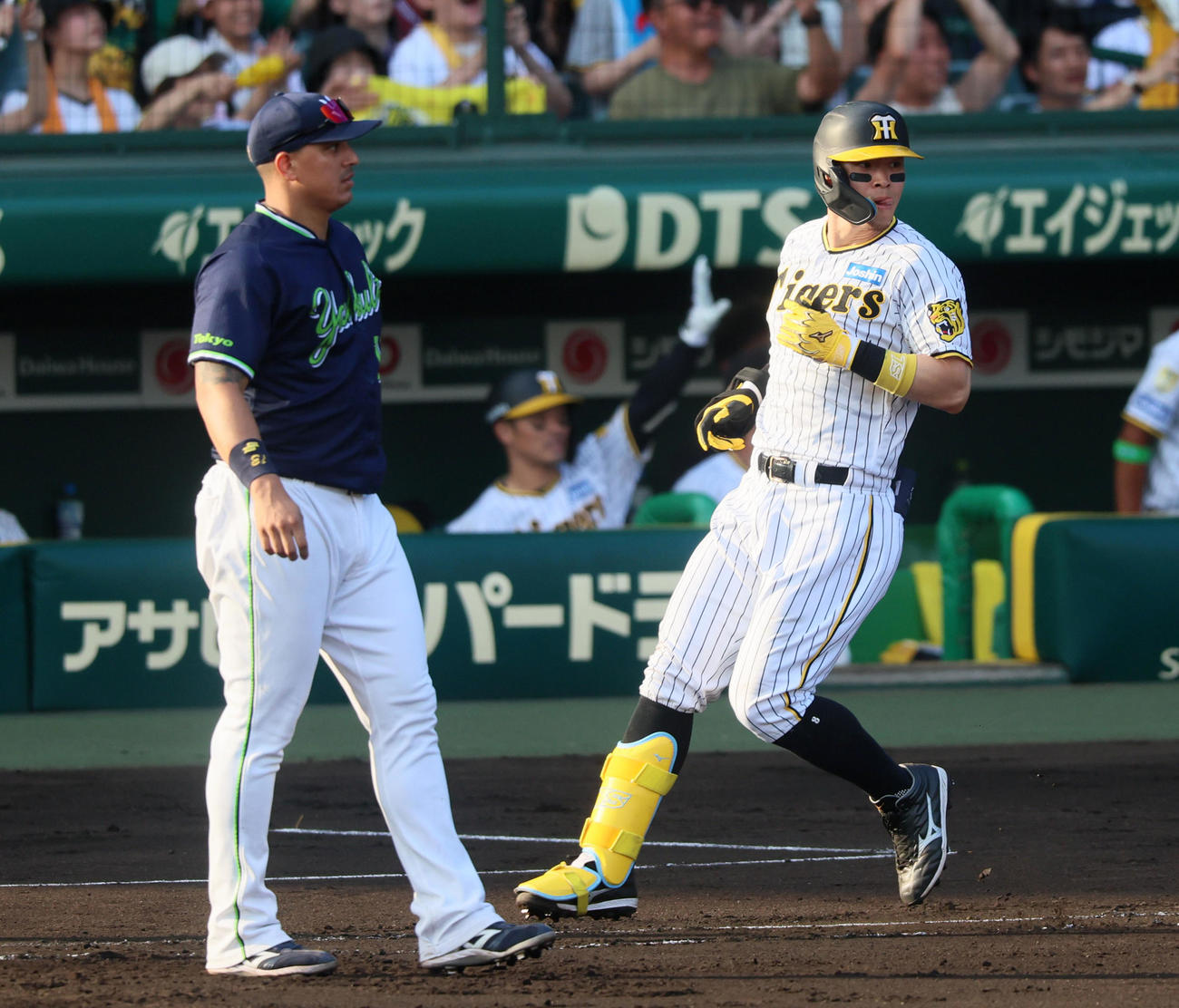 阪神対ヤクルト　6回裏阪神無死一、二塁、佐藤輝は遊内野安打を放つ（撮影・加藤哉）