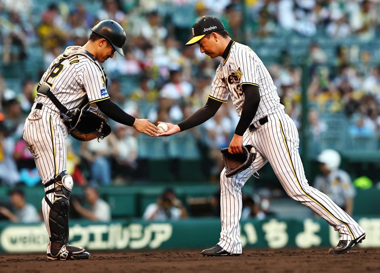 阪神対ヤクルト　坂本（左）から勝利球を受け取る岩崎（撮影・上田博志）