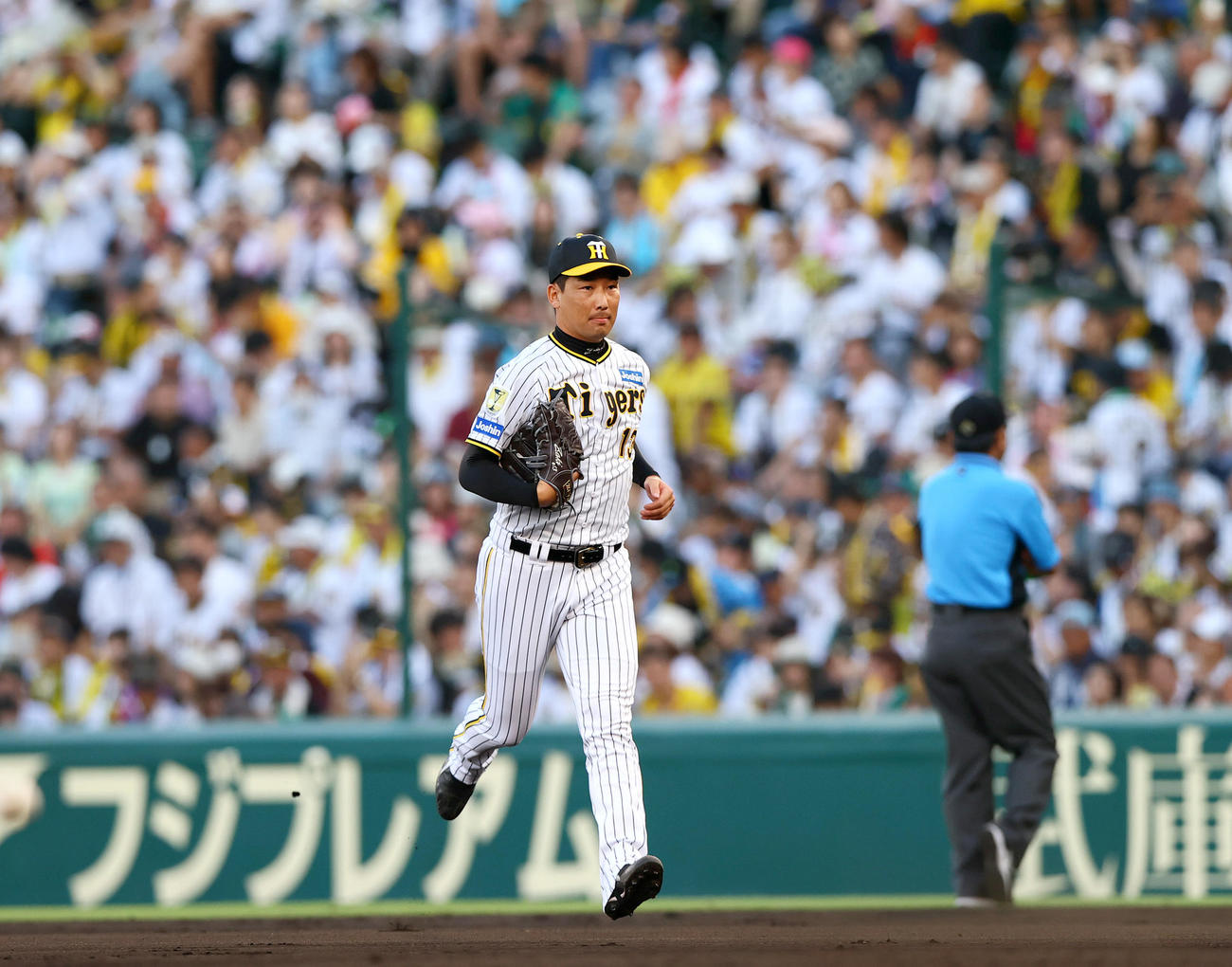 阪神対ヤクルト　9回表のマウンドに向かう阪神岩崎（撮影・上山淳一）