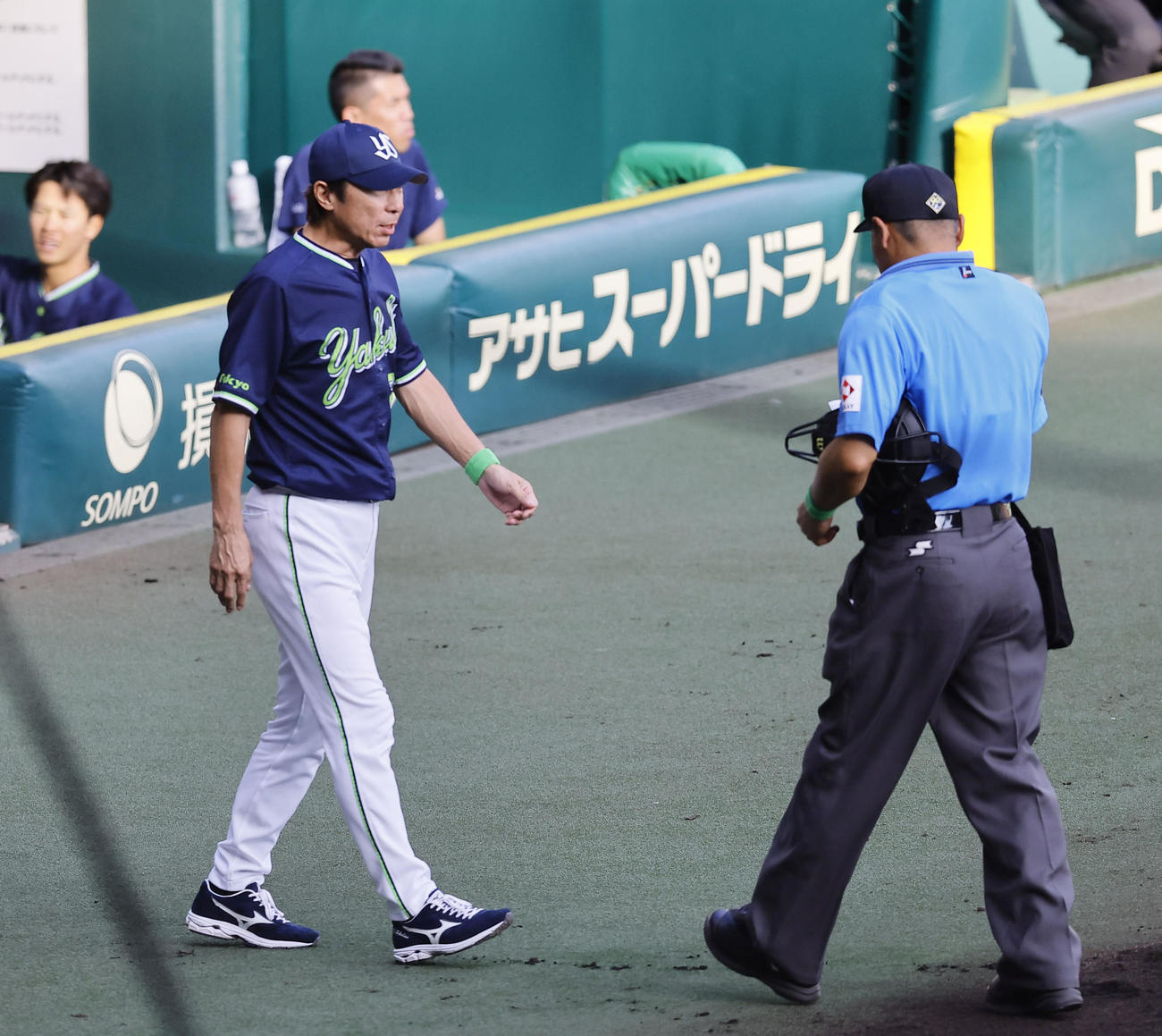 阪神対ヤクルト　6回裏阪神無死一、二塁、投手交代を告げる高津監督（撮影・藤尾明華）