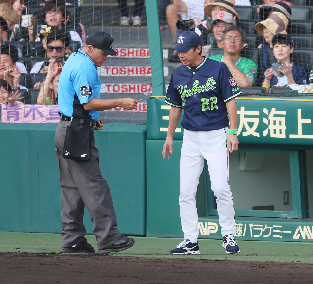 阪神対ヤクルト　6回裏阪神無死一、二塁、打者佐藤輝を迎え投手交代を告げる高津監督（撮影・加藤哉）