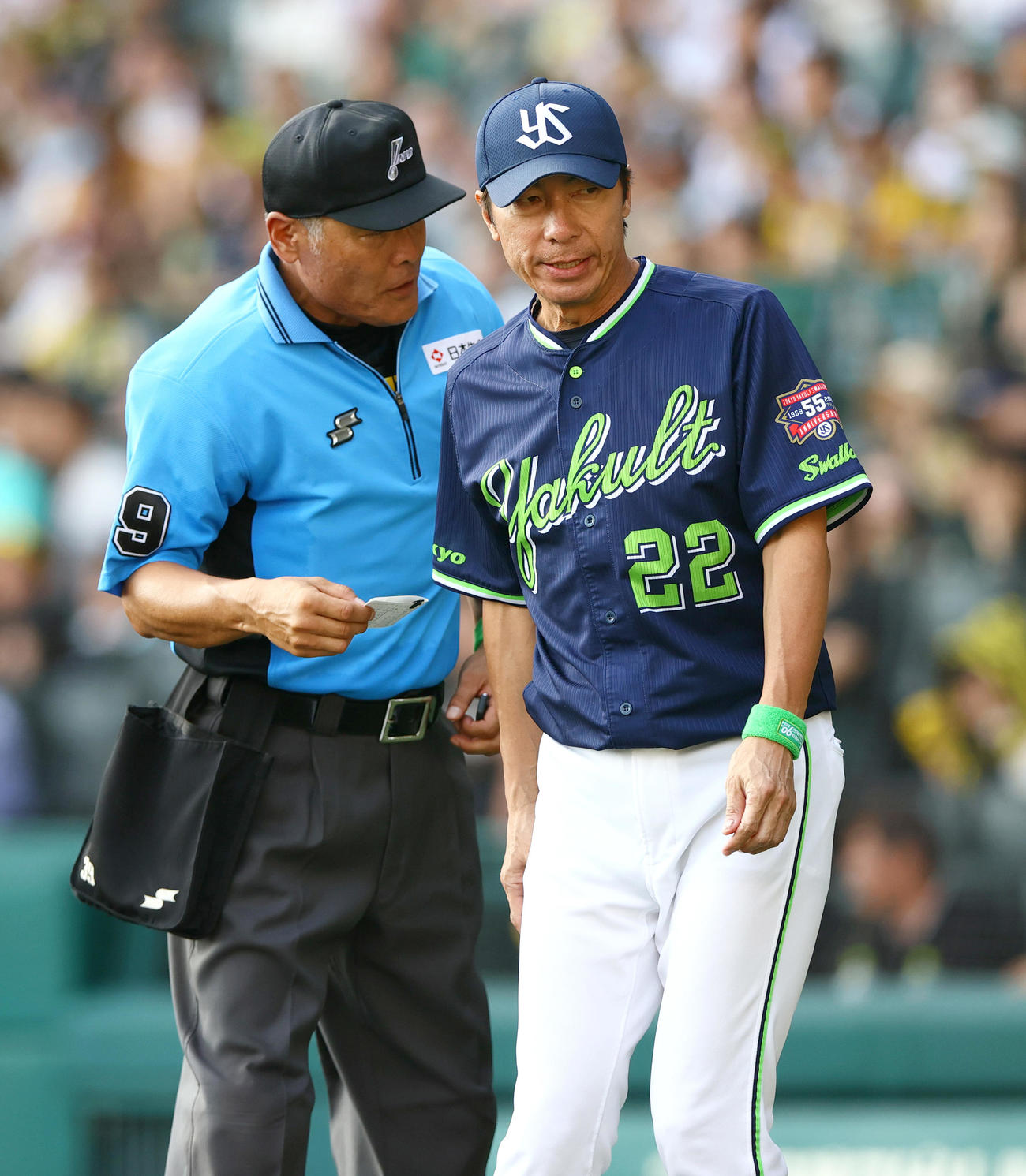 阪神対ヤクルト　6回裏阪神無死一一、二塁、先発小川の降板を告げる高津監督（手前）（撮影・上山淳一）