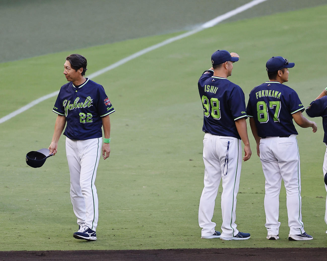 阪神対ヤクルト　甲子園最終戦を終え、スタンドのファンにあいさつするヤクルト高津監督（左）（撮影・藤尾明華）