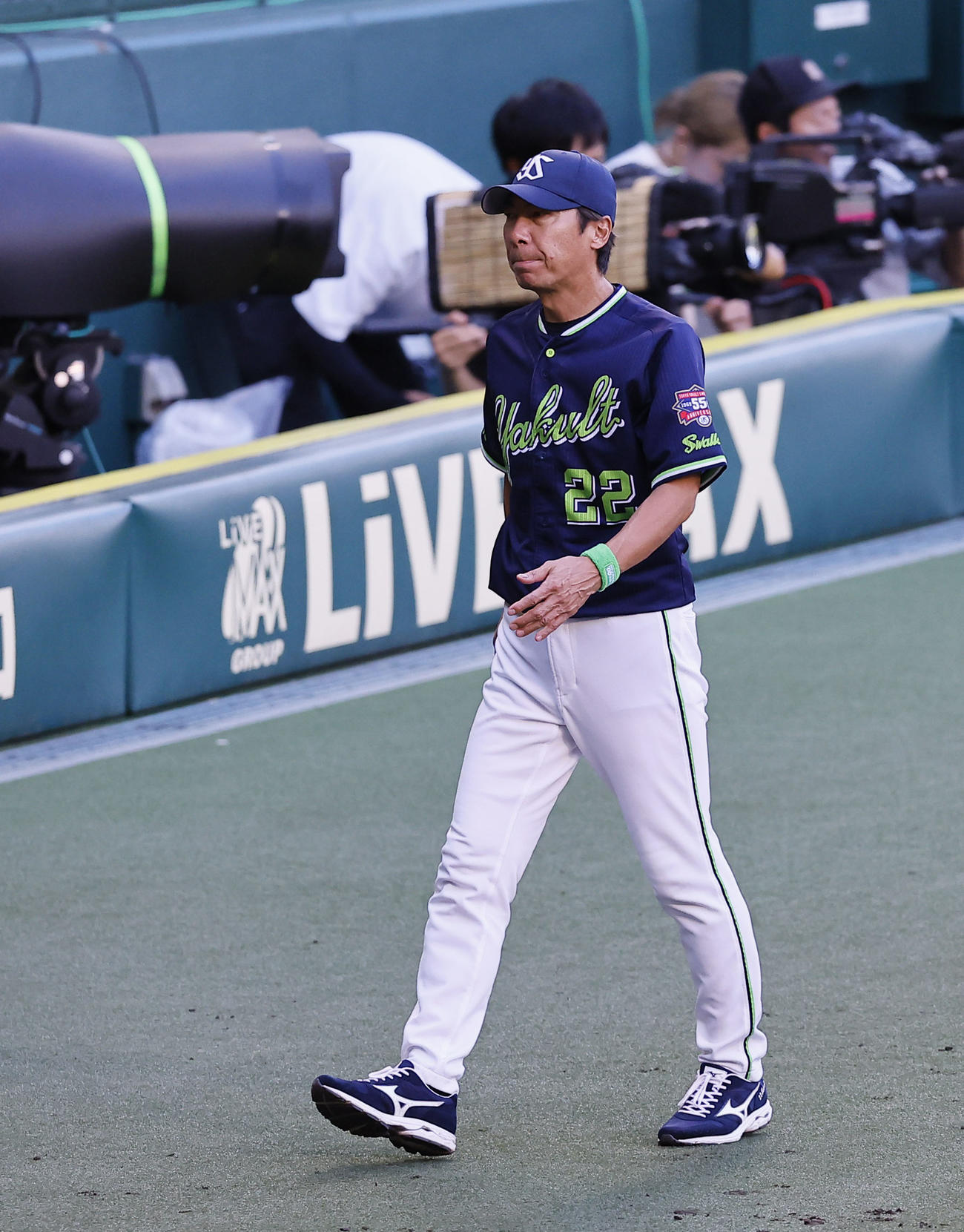 阪神対ヤクルト　甲子園最終戦で、ファンにあいさつを終え引き揚げるヤクルト高津監督（撮影・藤尾明華）