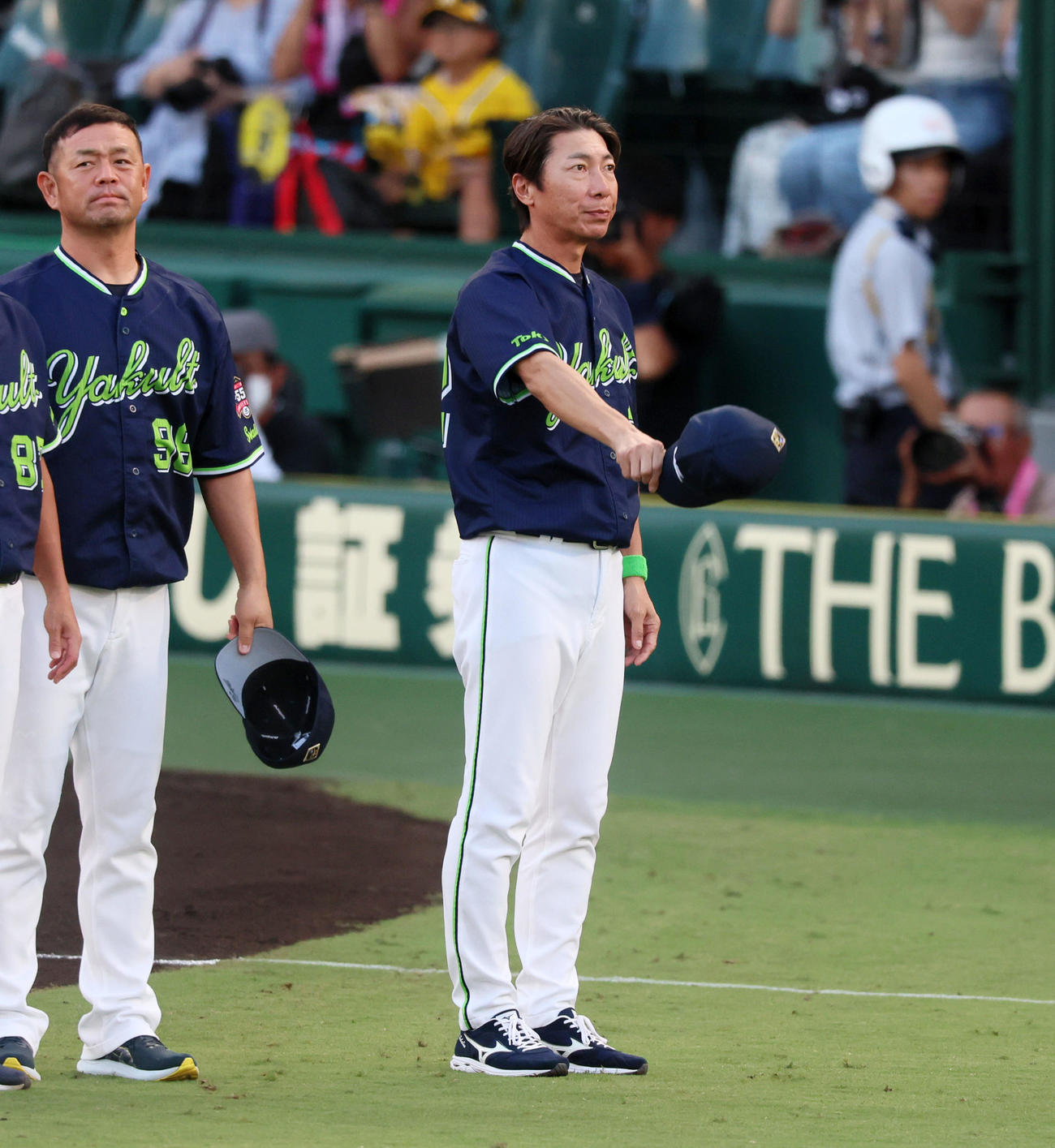 阪神対ヤクルト　今季甲子園球場最終戦を終えスタンドにあいさつするヤクルトナインと高津監督（撮影・加藤哉）
