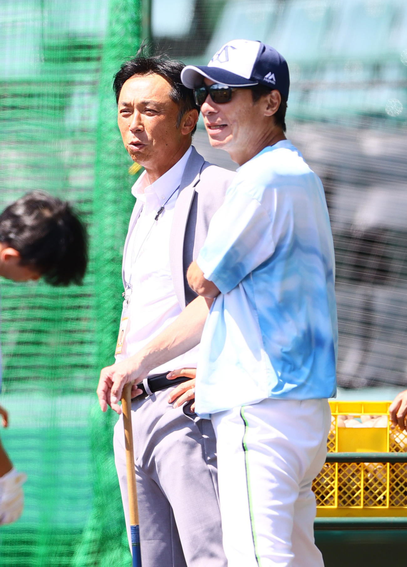 阪神対ヤクルト　試合前の練習でヤクルト高津監督（手前）と話す日刊スポーツ評論家の宮本氏（撮影・上山淳一）