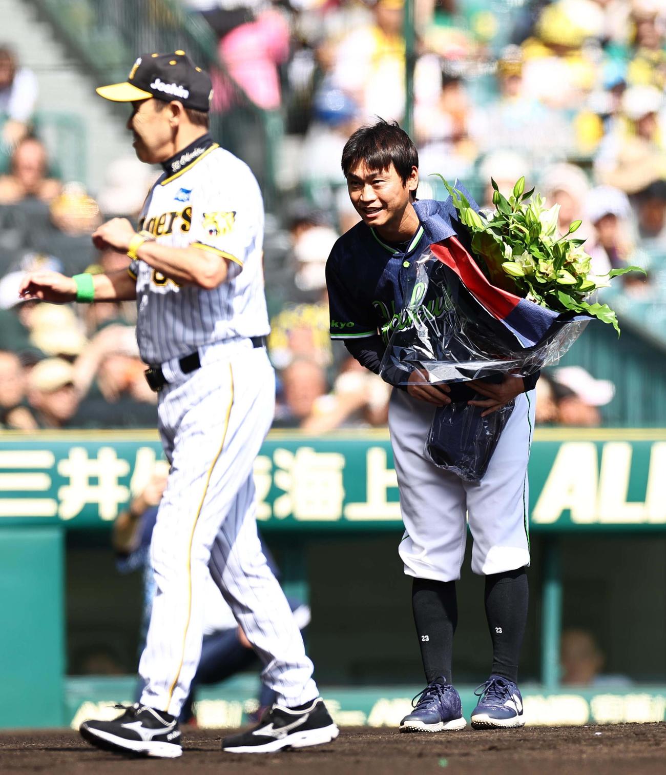 阪神対ヤクルト　現役を引退する青木（右）は岡田監督から花束を受け取る（撮影・上田博志）