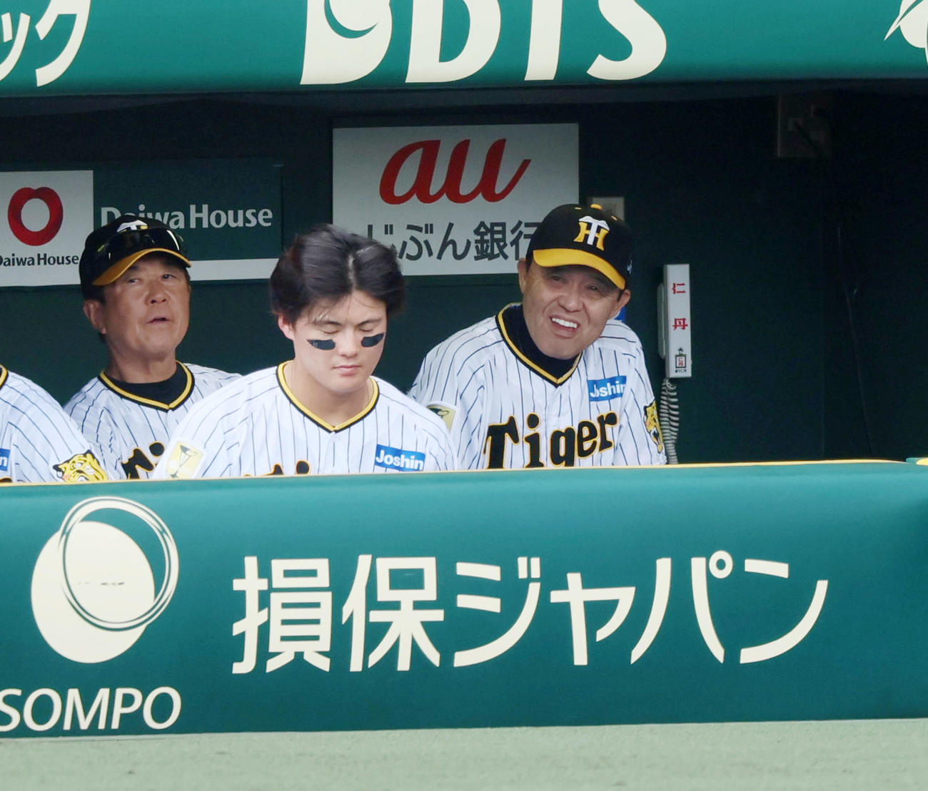 阪神対ヤクルト　5回裏、ベンチで白い歯を見せる岡田監督（撮影・加藤哉）