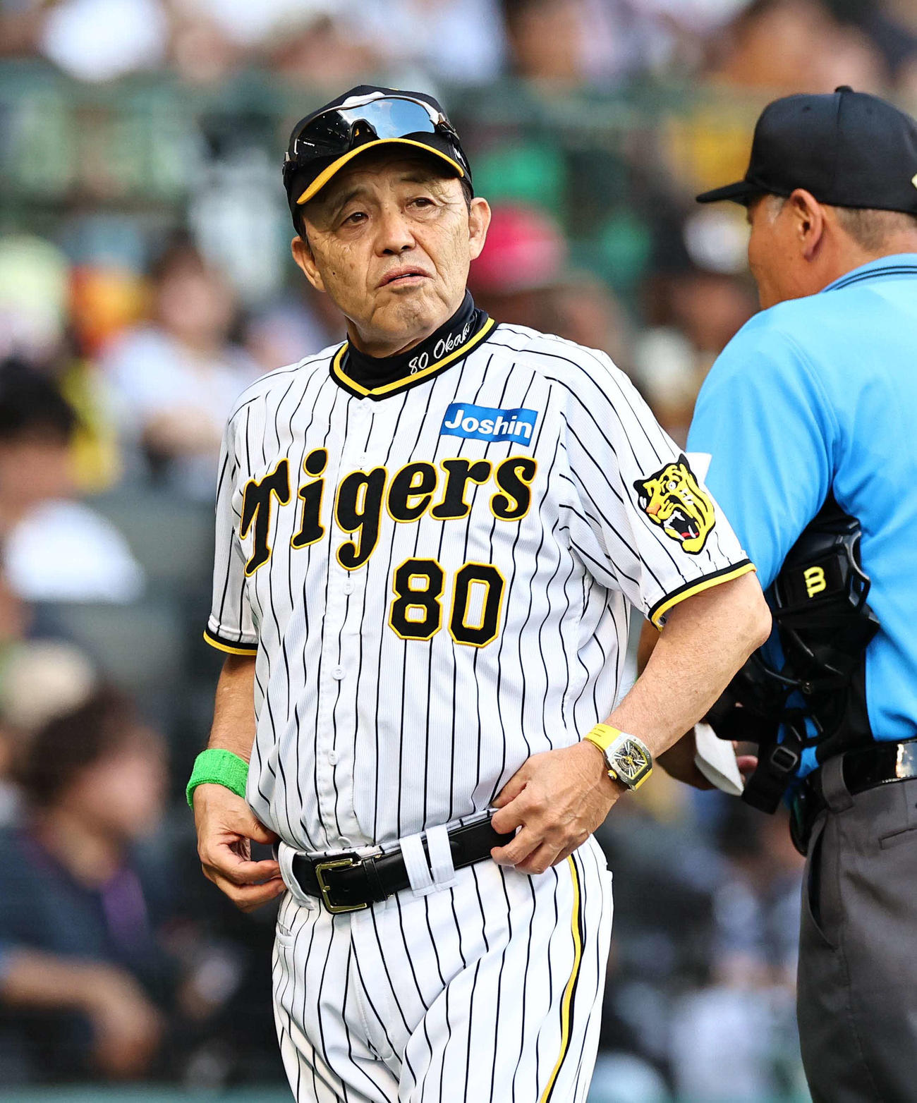 阪神対ヤクルト　選手交代を告げる岡田監督（撮影・上田博志）