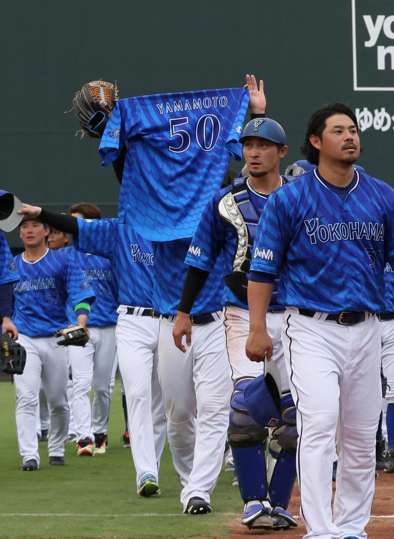 広島対DeNA　離脱した山本のユニホームを掲げながら引き揚げるDeNAナイン（撮影・加藤孝規）