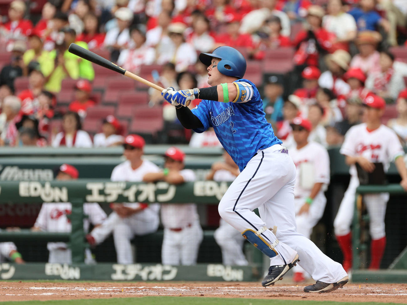広島対DeNA 8回表DeNA無死満塁、牧は中犠飛を放つ（撮影・加藤孝規）