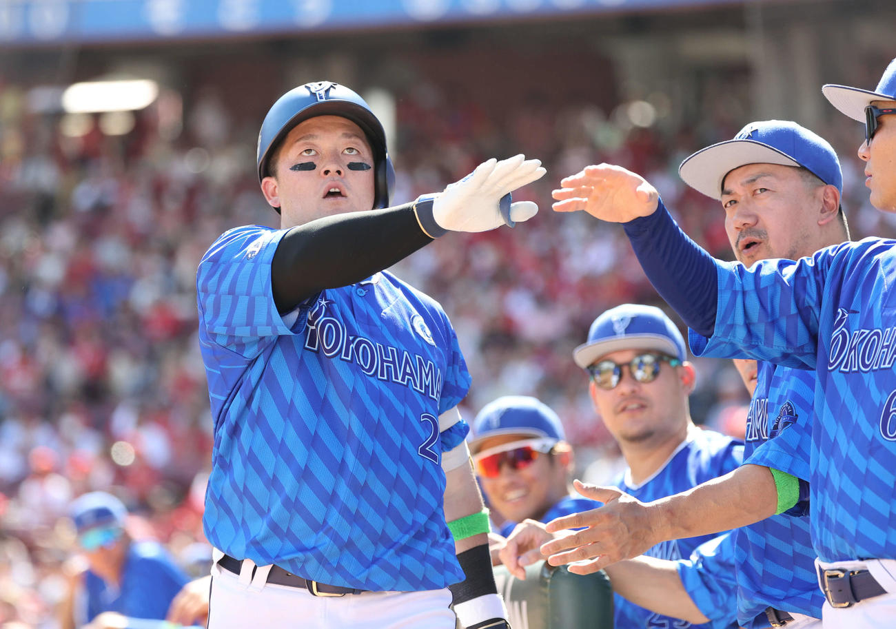 広島対DeNA 1回表DeNA1死、牧に先制左越え本塁打を浴びた森下（撮影・加藤孝規）