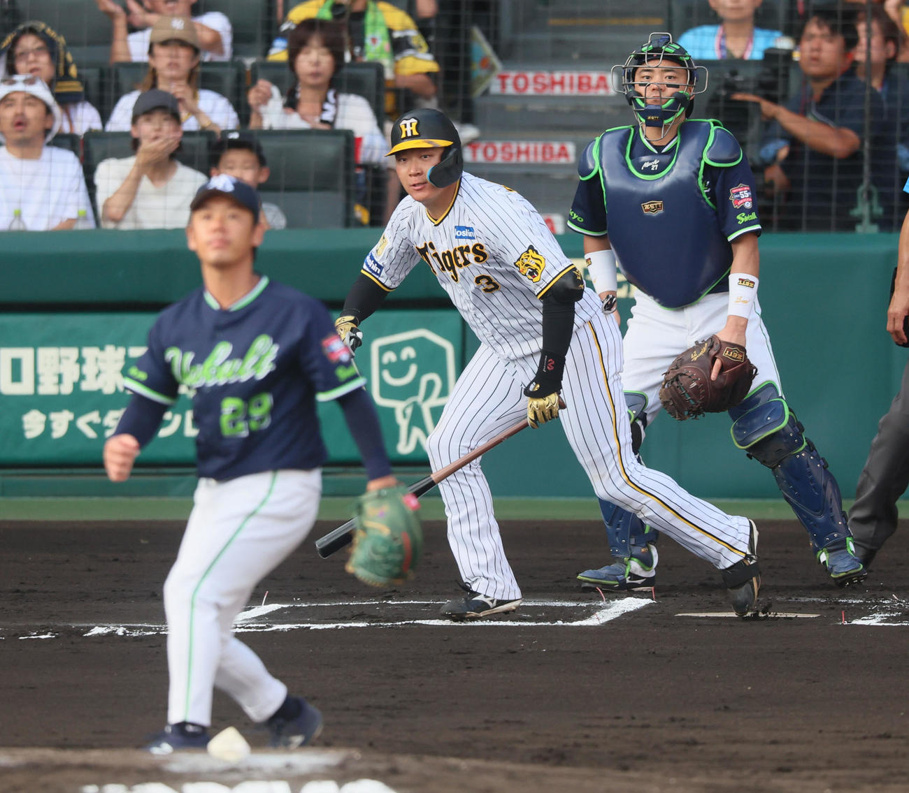 阪神対ヤクルト　6回裏阪神無死一塁、中前打を放つ大山。投手小川（撮影・加藤哉）