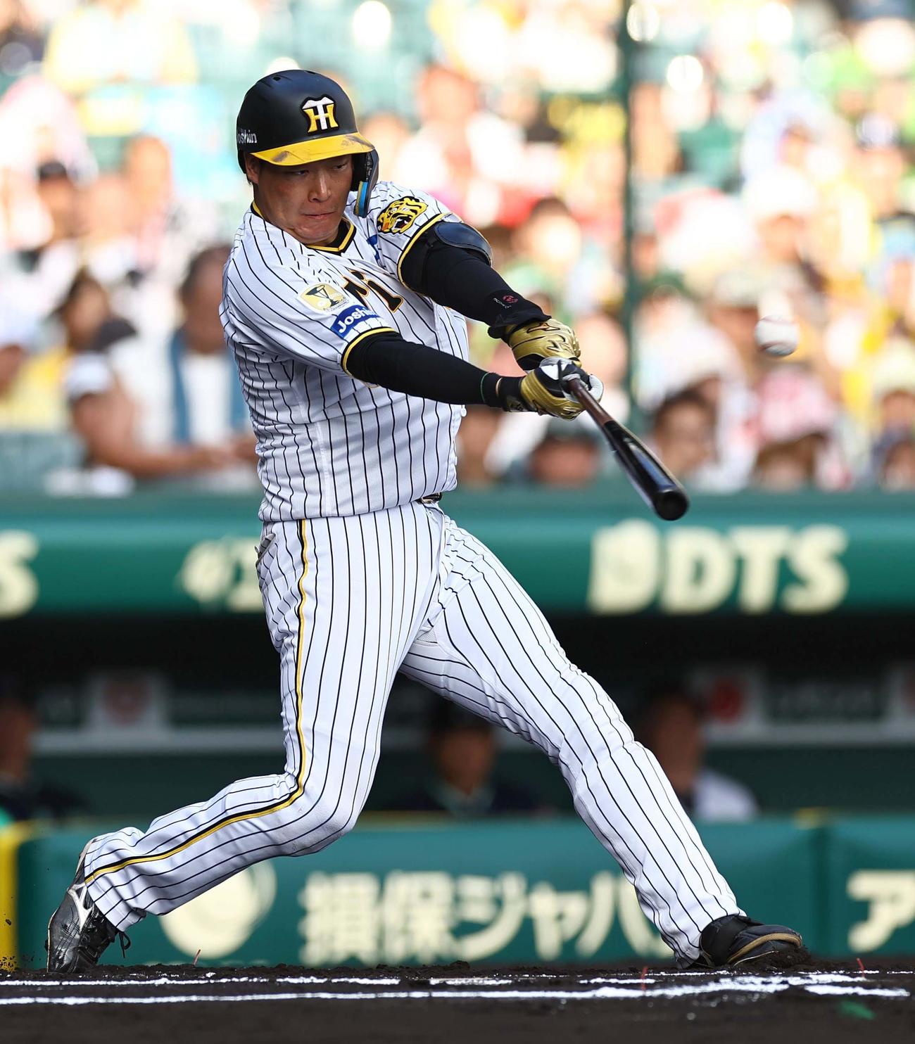 阪神対ヤクルト　6回裏阪神無死一塁、大山は中前打を放つ（撮影・上田博志）