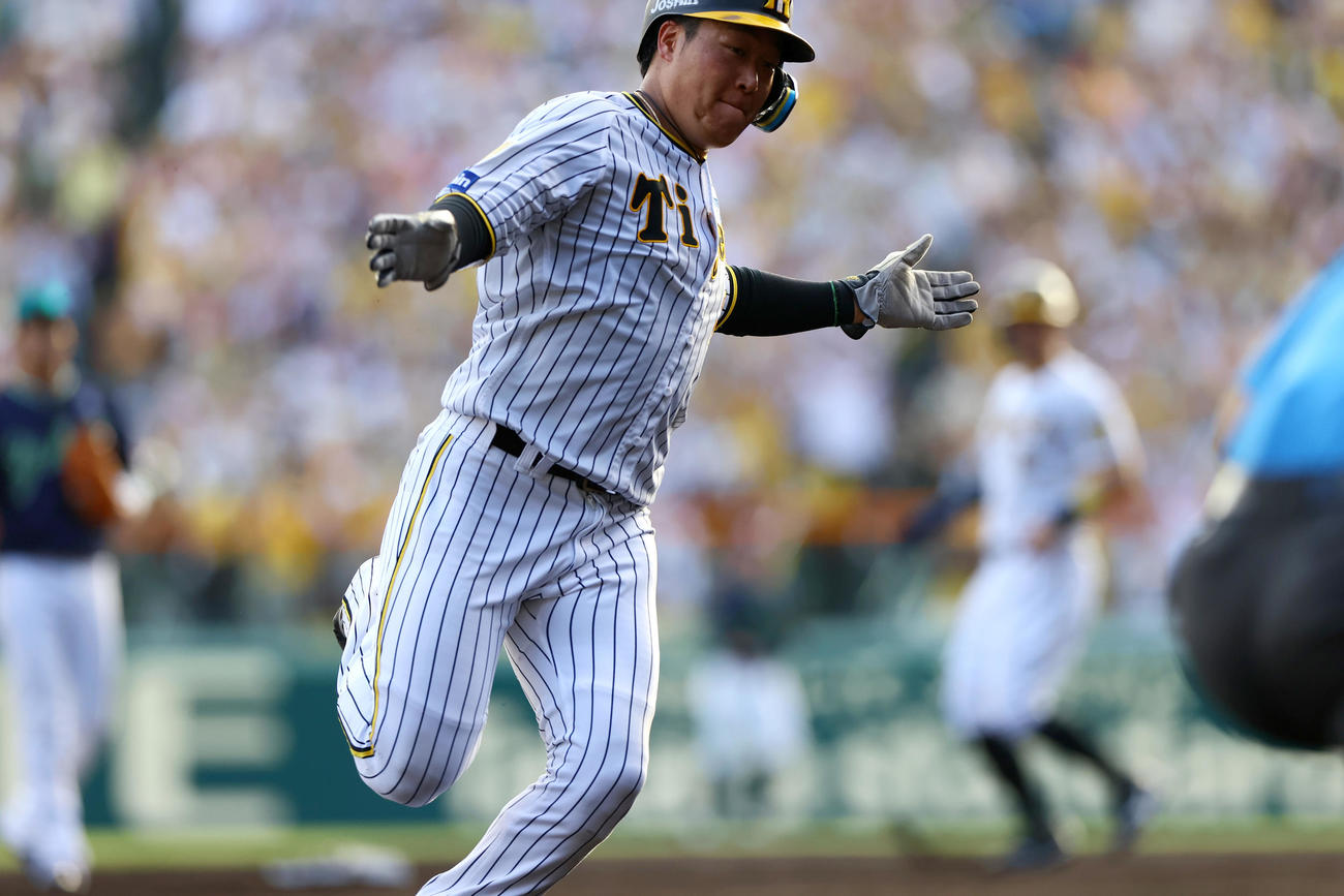 阪神対ヤクルト　6回裏阪神1死一、二塁、二走大山は坂本の左前打で三塁に向かう（撮影・上山淳一）