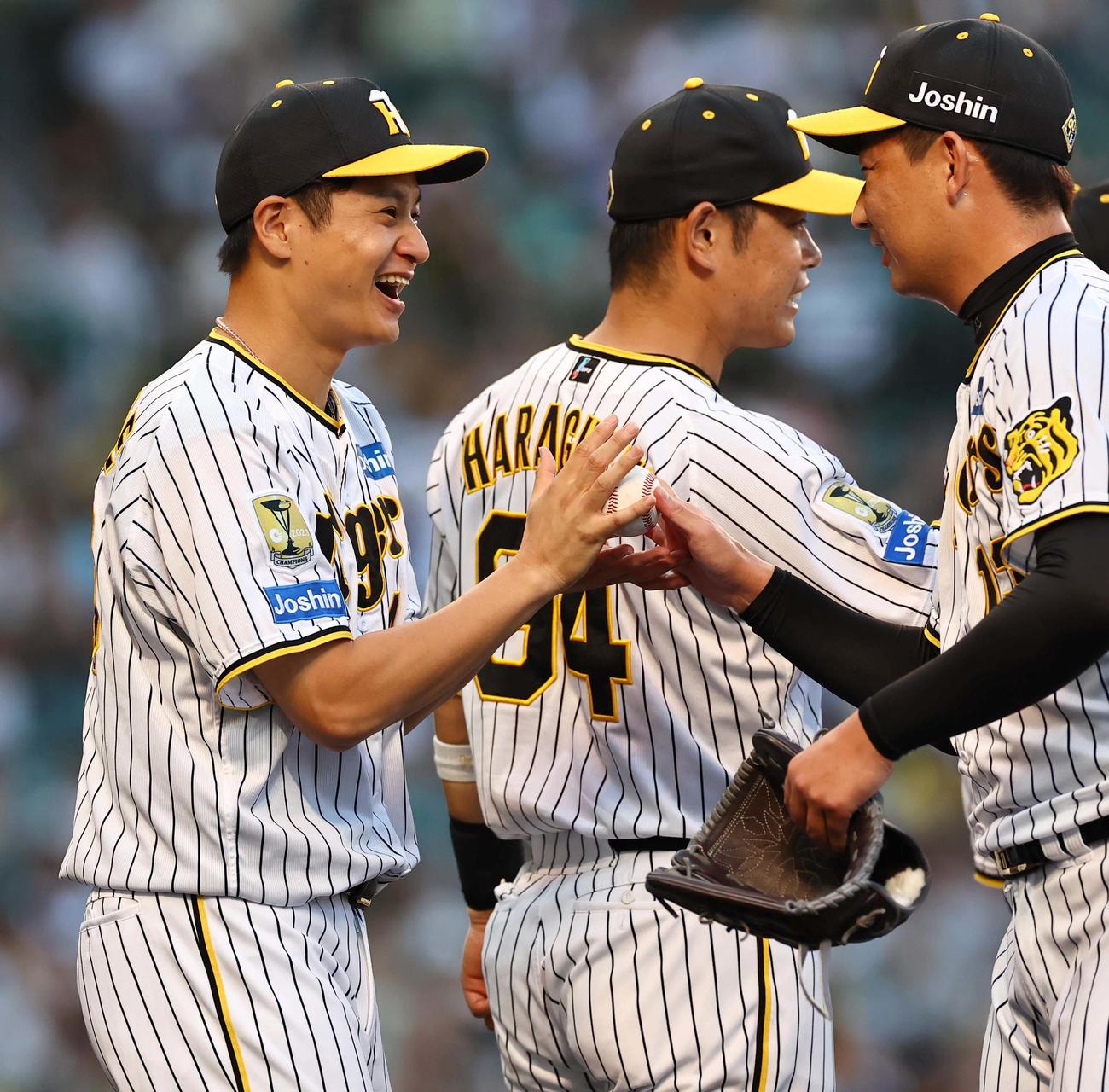 阪神対ヤクルト　10勝目を挙げた大竹（左）は岩崎から笑顔で勝利球を受け取る（撮影・上田博志）