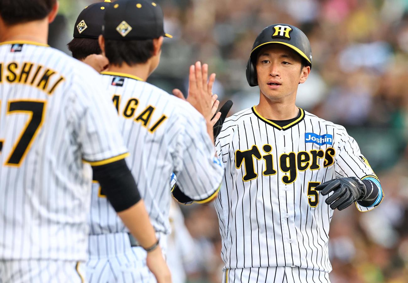 阪神対ヤクルト　7回裏阪神1死二塁、森下翔太の中前適時打で生還した近本光司（撮影・上田博志）