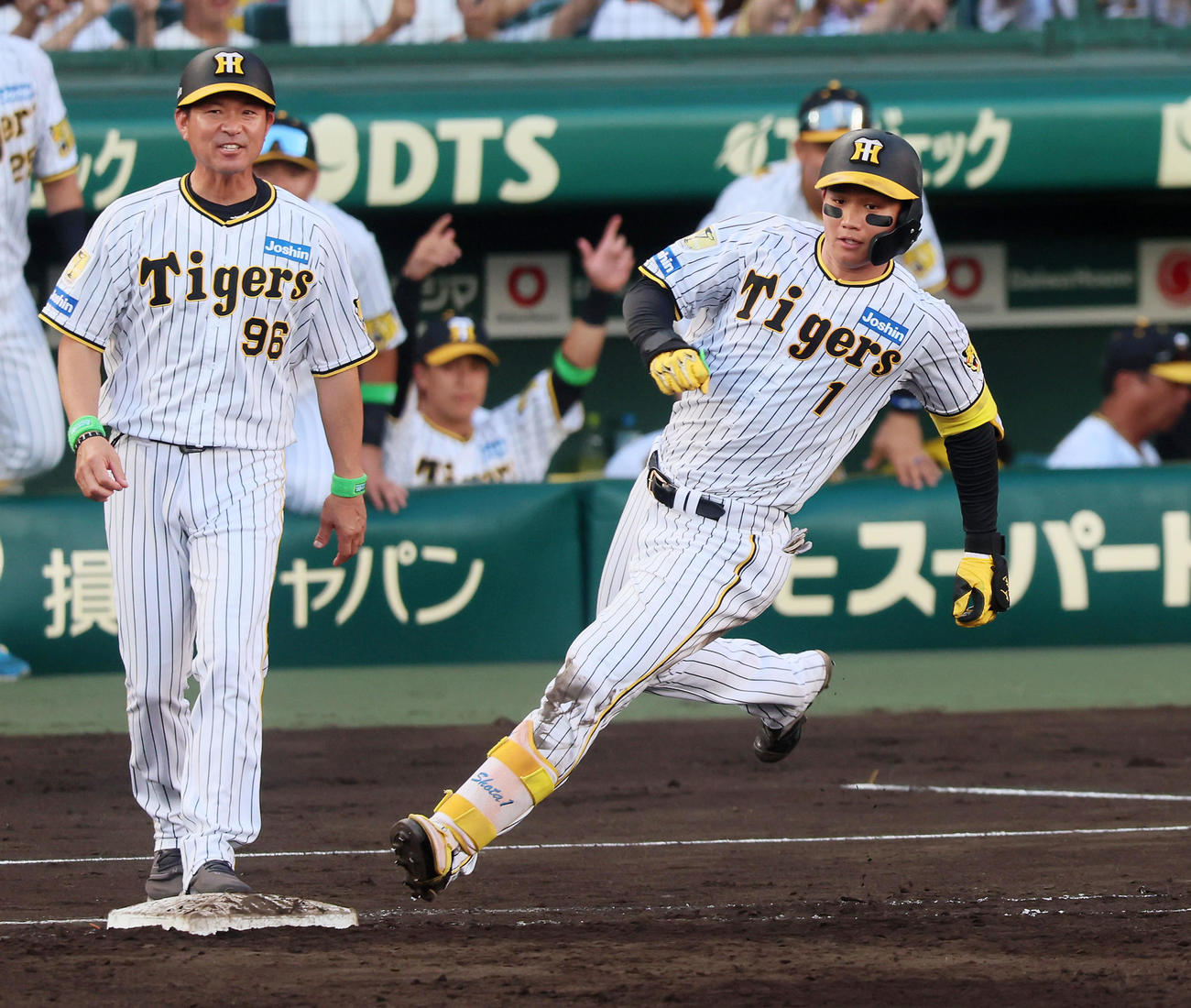 阪神対ヤクルト　7回裏阪神1死二塁、中前適時打を放つ森下（撮影・加藤哉）