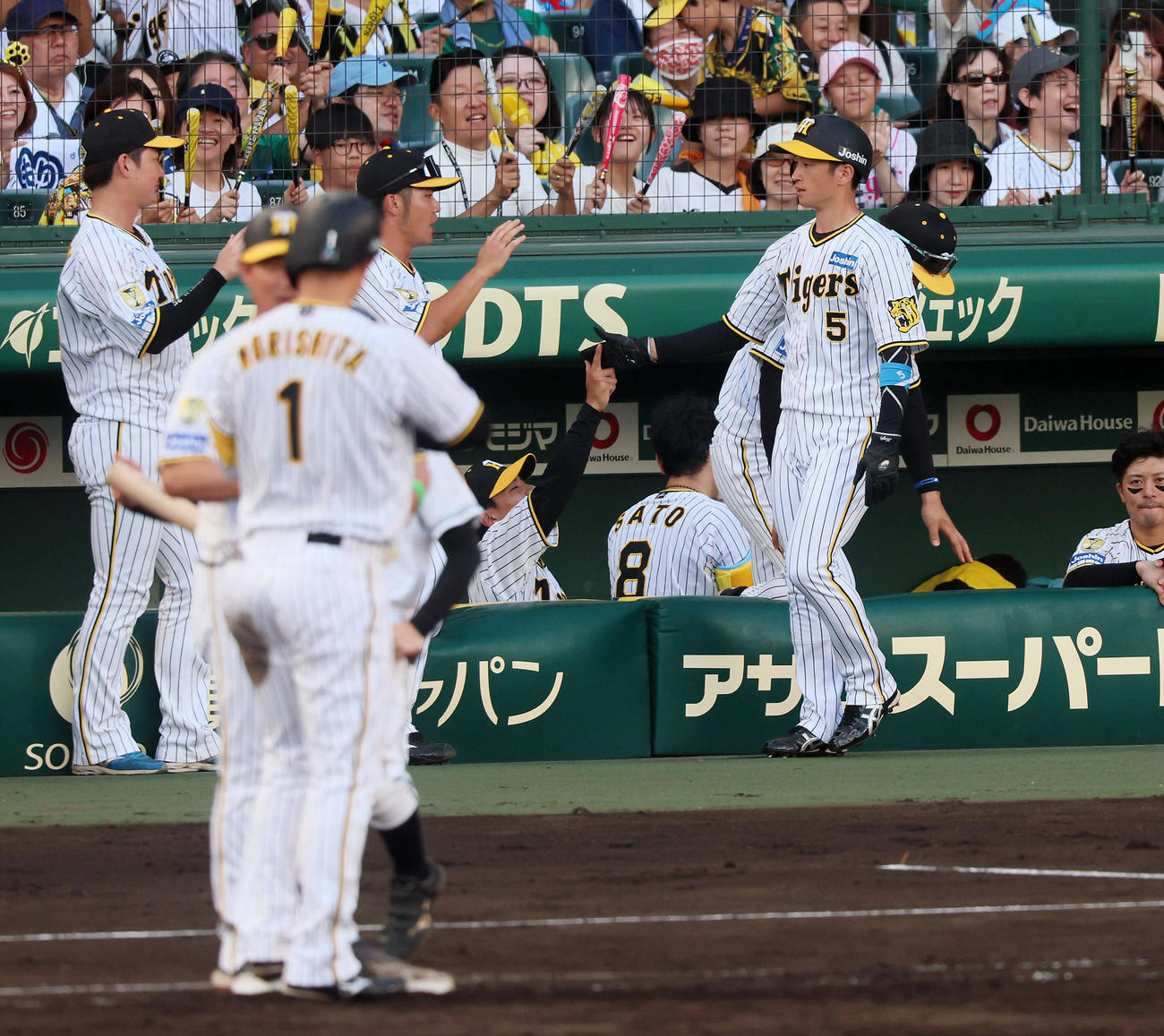 阪神対ヤクルト　7回裏阪神1死二塁、二塁走者近本は森下の中適時打で生還（撮影・加藤哉）