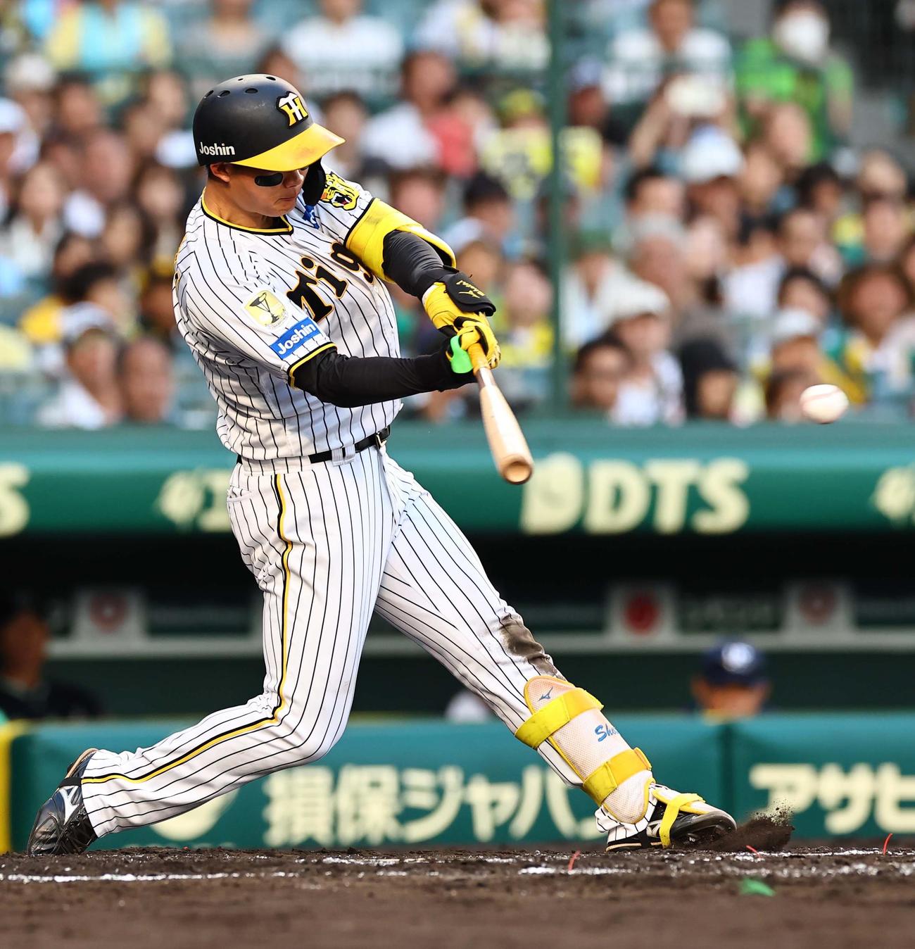阪神対ヤクルト　7回裏阪神1死二塁、森下は中前適時打を放つ（撮影・上田博志）