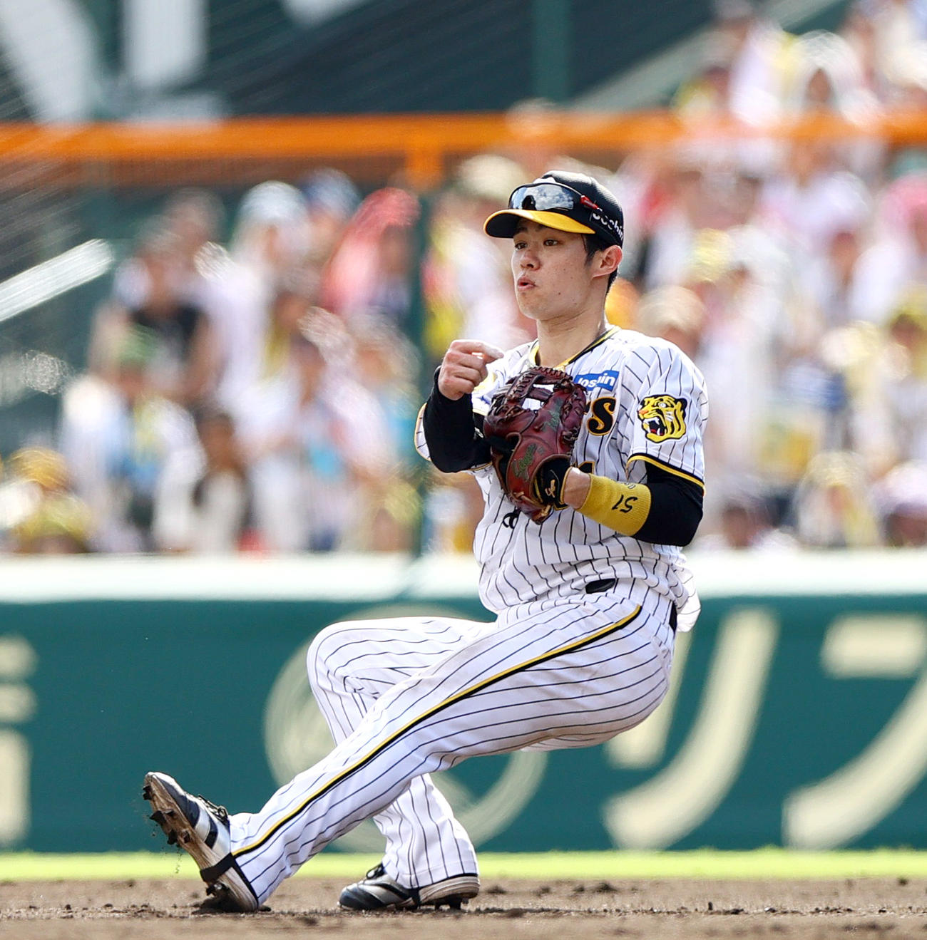 阪神対ヤクルト　3回表ヤクルト1死一塁、二塁手中野は村上の打球を好捕し二塁でアウトにする（撮影・上山淳一）