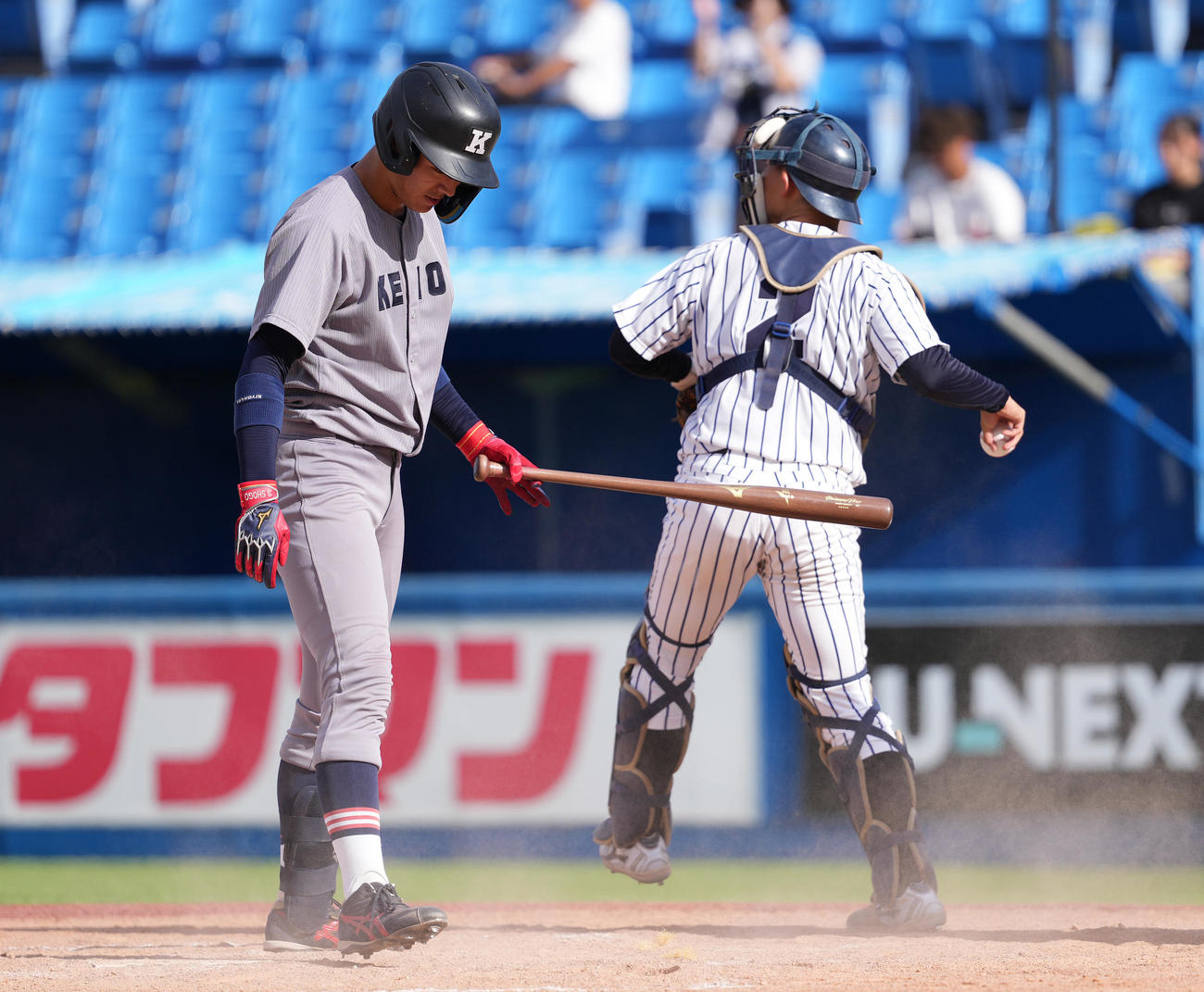 慶大対立大　9回表慶大1死、空振り三振に倒れる清原（撮影・鈴木みどり）