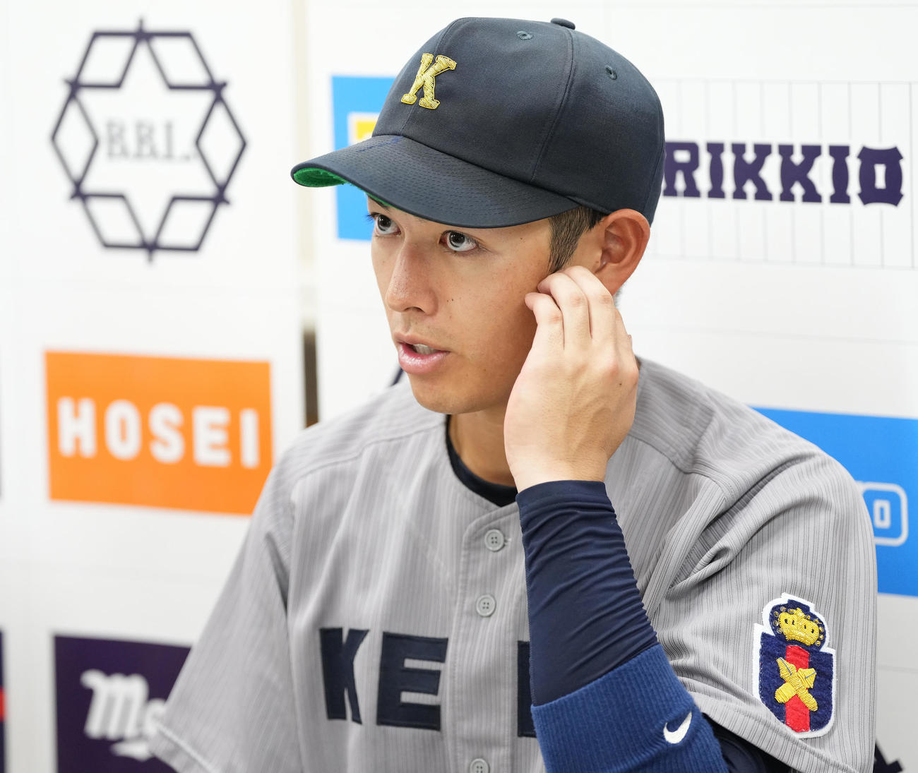 慶大対立大　立大に敗れた後、取材に応じる慶大・清原（撮影・鈴木みどり）